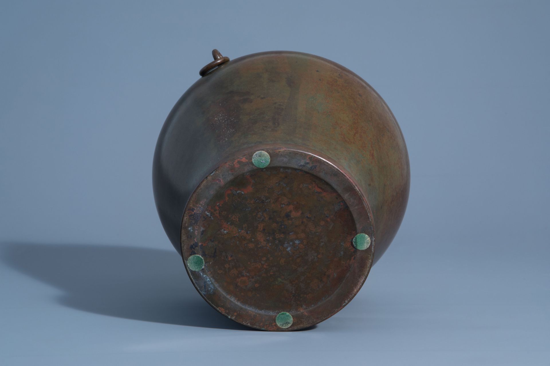 A Japanese bronze vase, probably Showa, 20th C. - Image 7 of 7