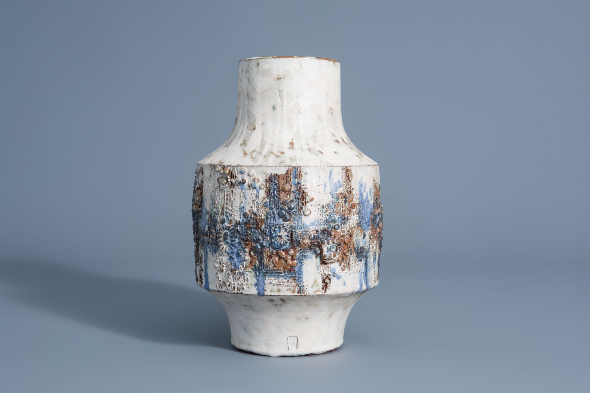 A brutalist pottery vase, Rogier Vandeweghe for Amphora, Belgium, second half of the 20th C. - Bild 4 aus 7