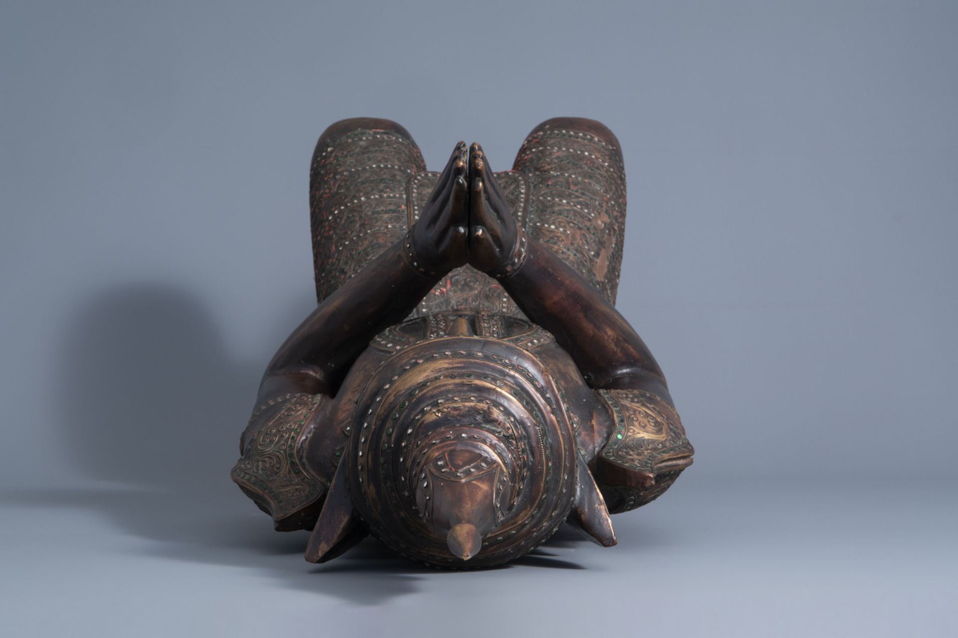 A patinated and gilt wooden kneeling Buddha figure, Thailand, 19th/20th C. - Image 6 of 7