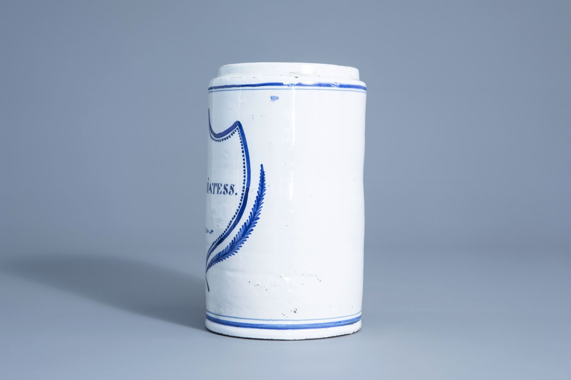 A blue and white Brussels faience pharmacy jar, 18th C. - Bild 5 aus 7