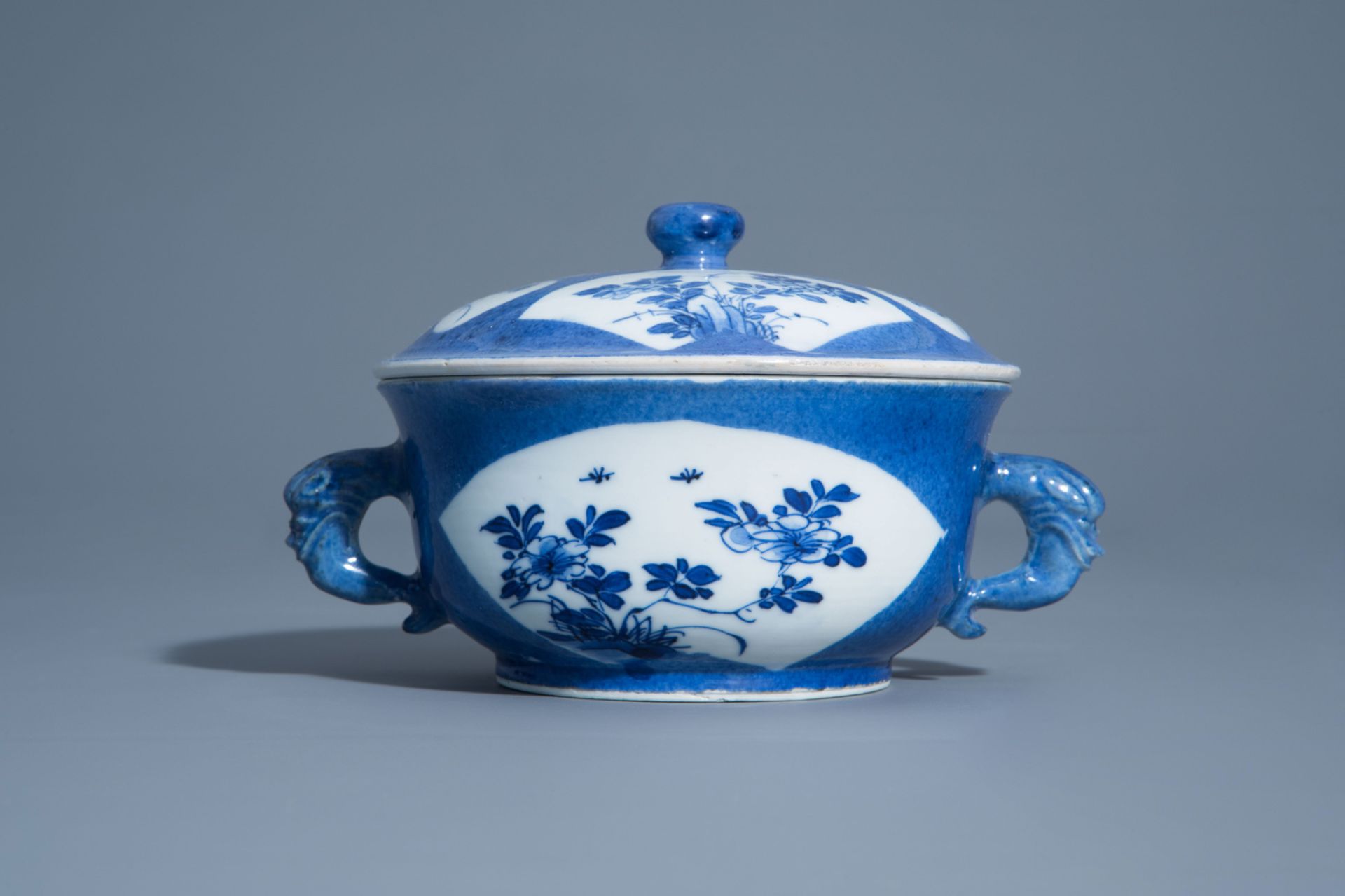 A Chinese powder blue ground two-handled tureen and cover with floral design, Kangxi - Bild 4 aus 7