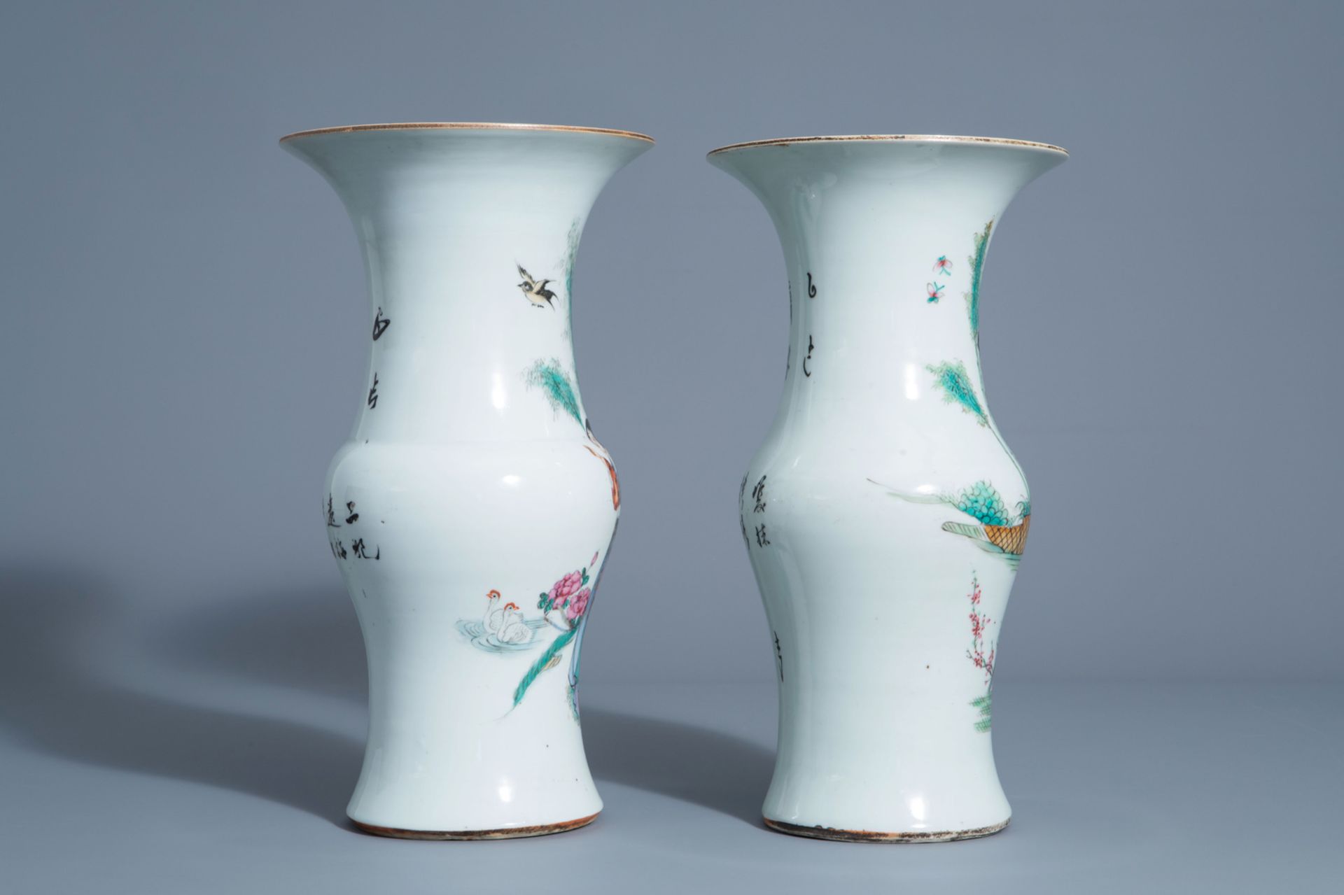 Two Chinese famille rose yenyen vases with ladies in a garden, 19th/20th C. - Bild 2 aus 6