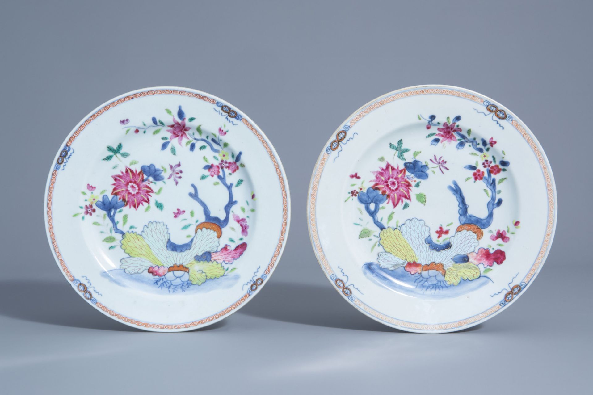 Five Chinese blue, white, famille rose, grisaille and gilt plates and saucers, 18th C. - Bild 4 aus 7