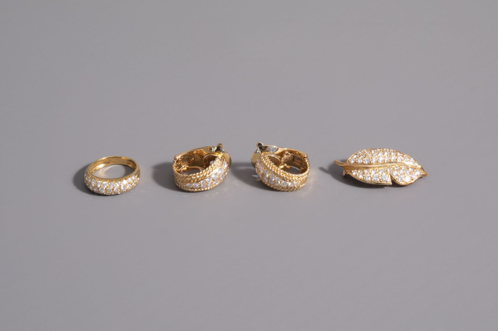 An 18 carat yellow gold set with diamonds consisting of a ring, a pair of earrings and a brooch, 20t - Image 2 of 3