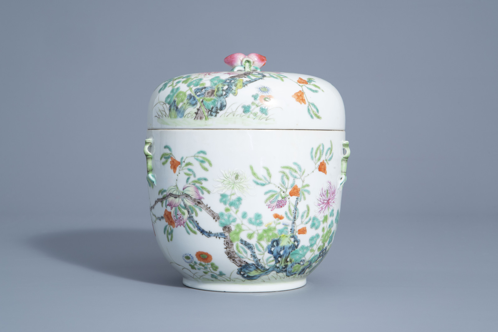 A Chinese famille rose jar and cover with floral and relief design, 19th/20th C. - Image 2 of 7