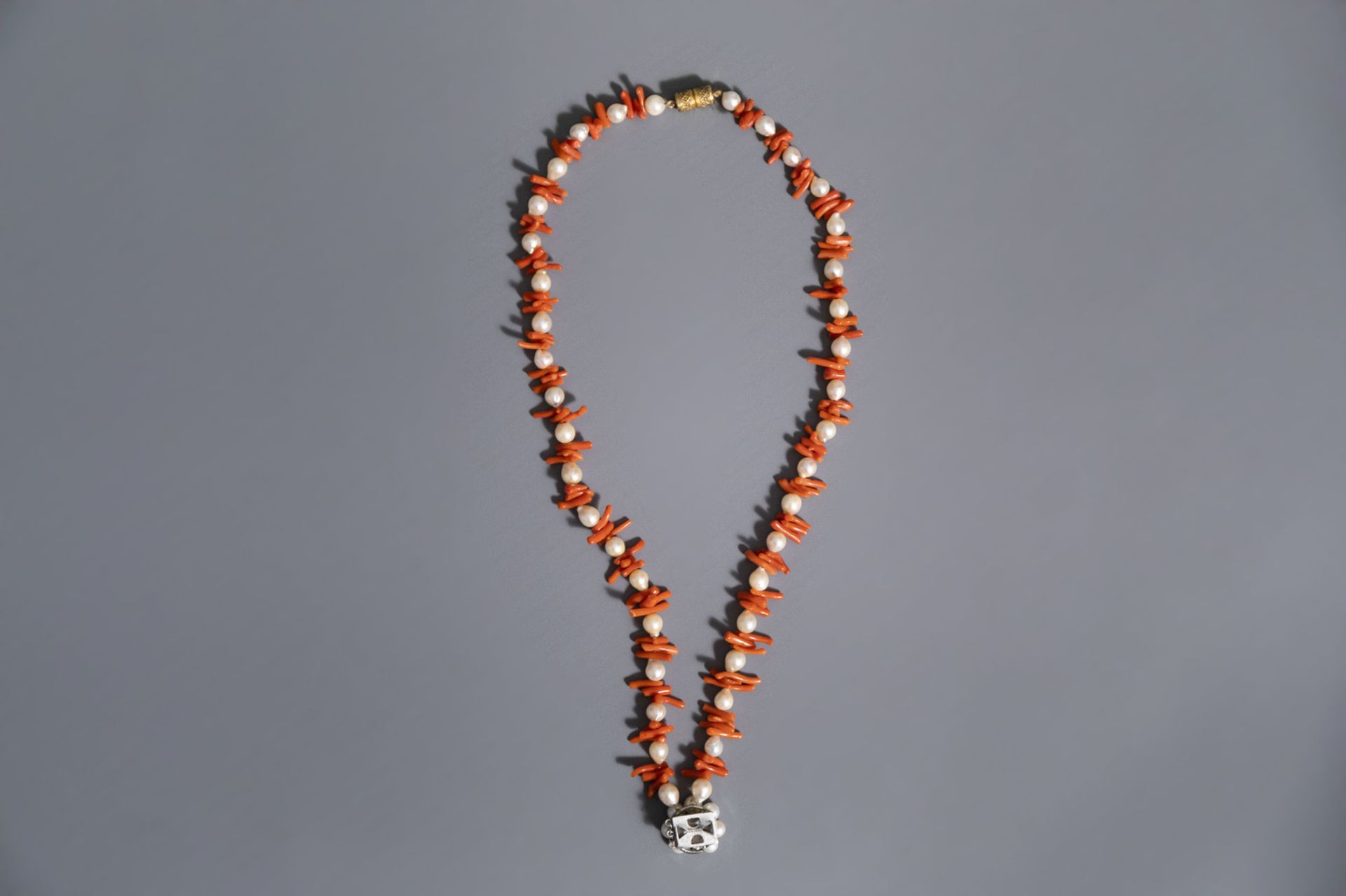 A Chinese carved red coral group of a lady with a child and a necklace with pearls, 19th/20th C. - Image 8 of 10