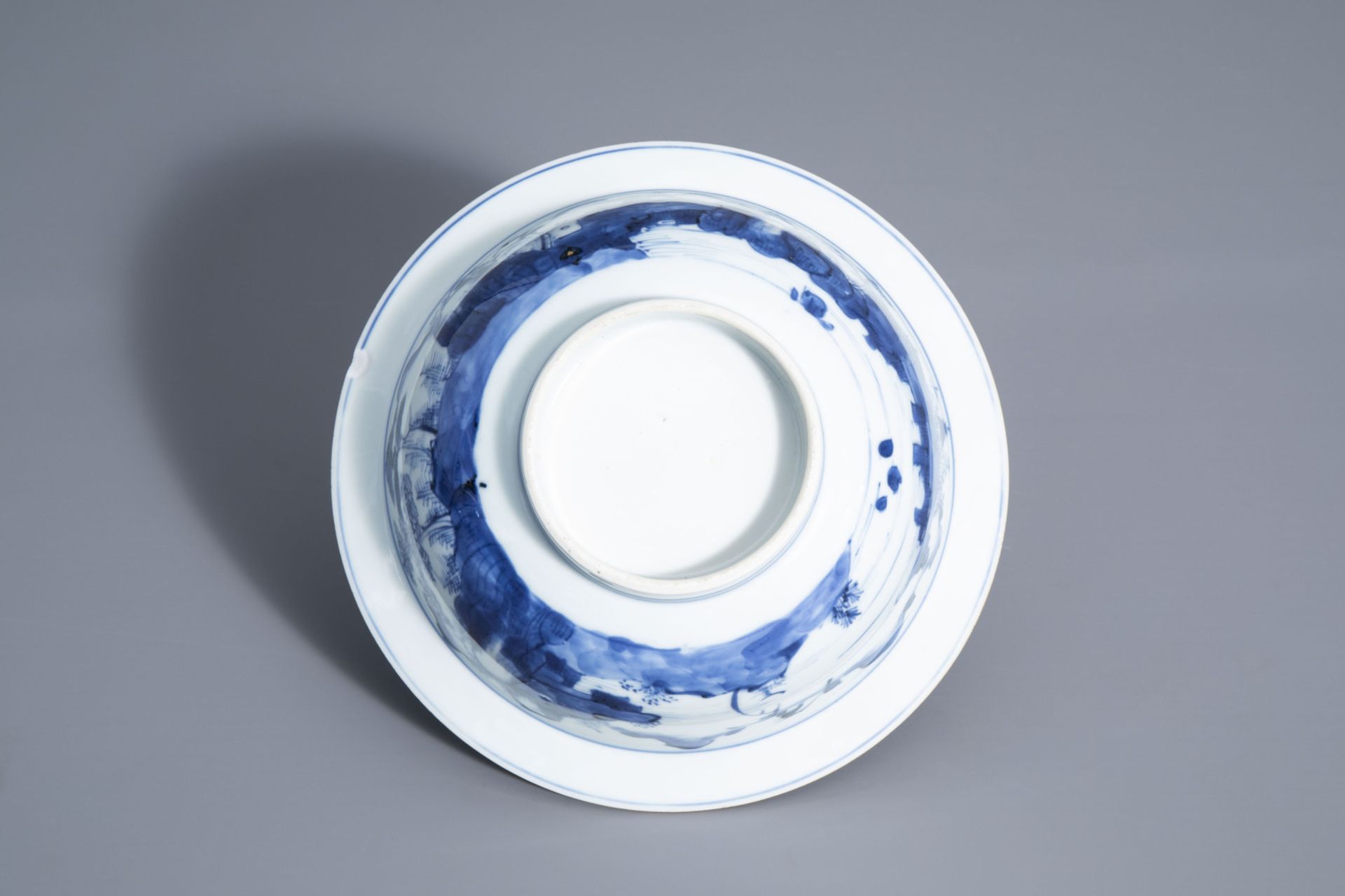 A Chinese Imari style teapot and cover and a blue and white bowl and saucer, Kangxi - Bild 9 aus 15