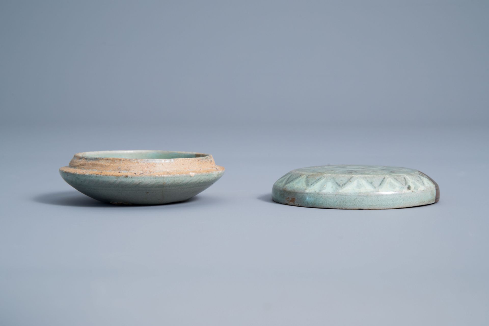 A Korean celadon seal paste box with floral design, probably Goryeo/Joseon, 14th/15th C. - Bild 3 aus 8