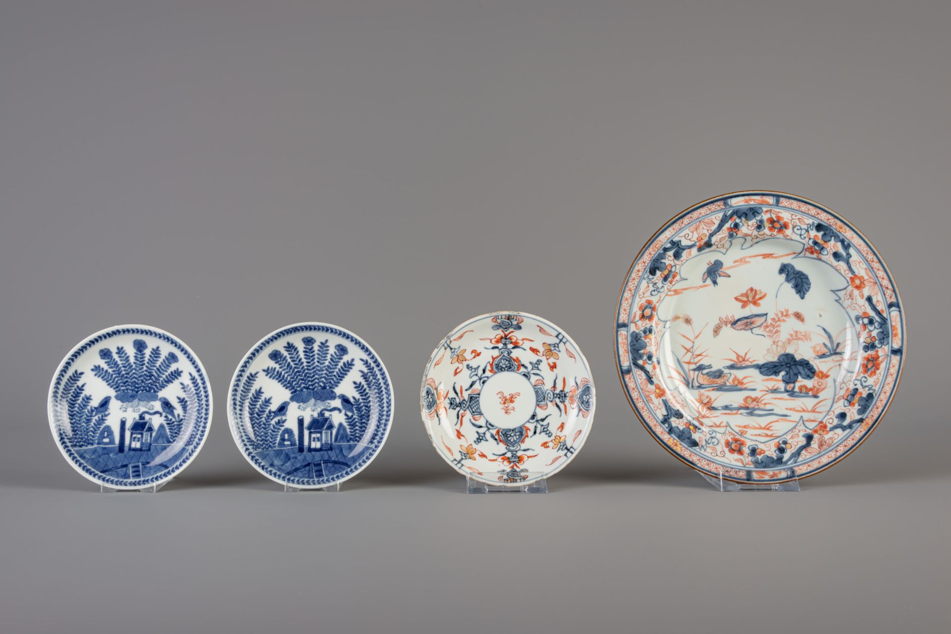 A pair of Chinese blue and white cups and saucers and two Imari style plates, 18th/19th C. - Bild 2 aus 9