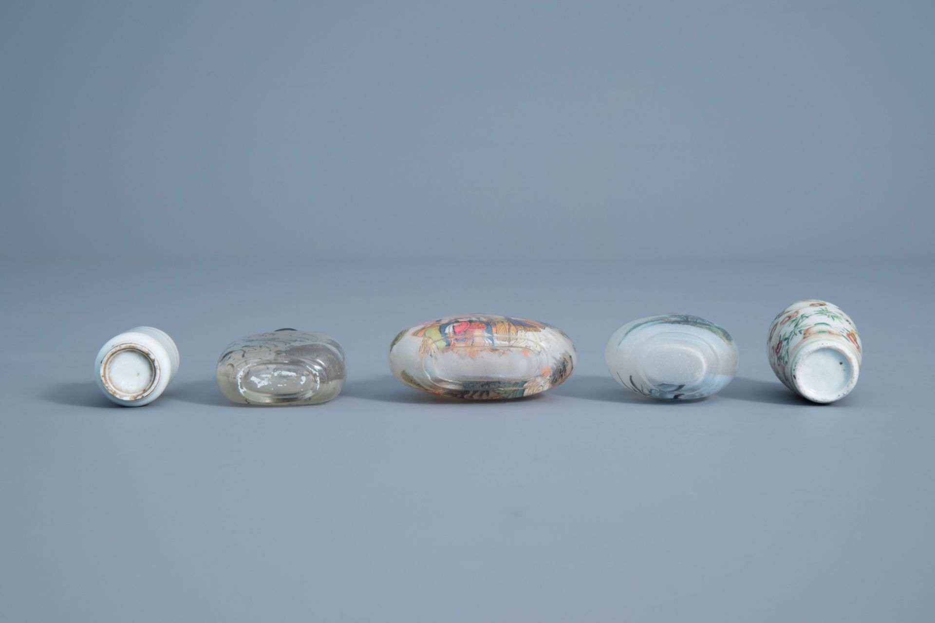 Five Chinese inside-painted glass and porcelain snuff bottles, 19th/20th C. - Image 5 of 6