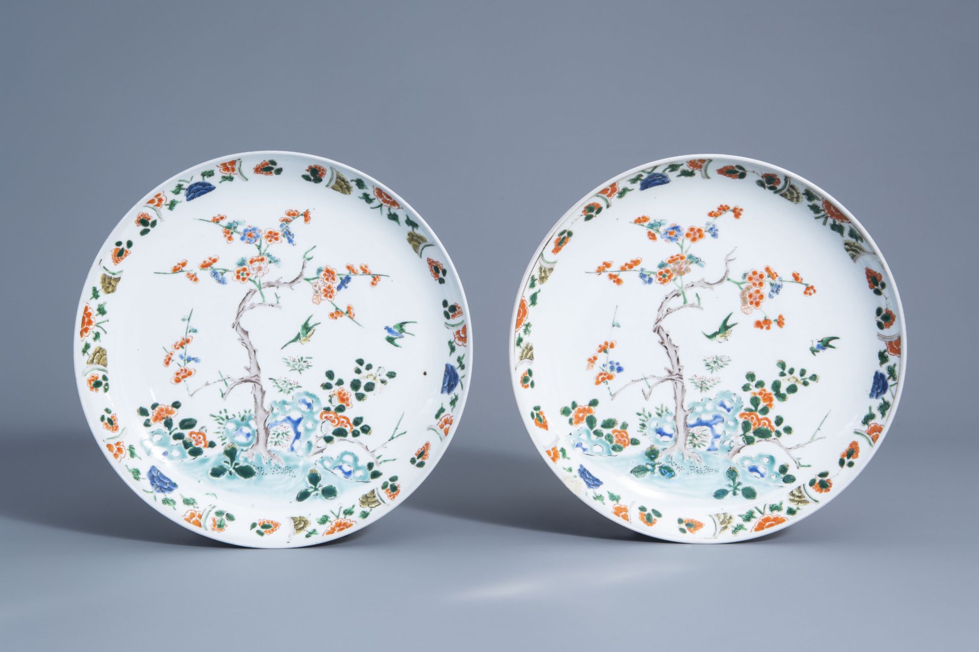 A pair of Chinese famille verte dishes with floral design, 19th/20th C.