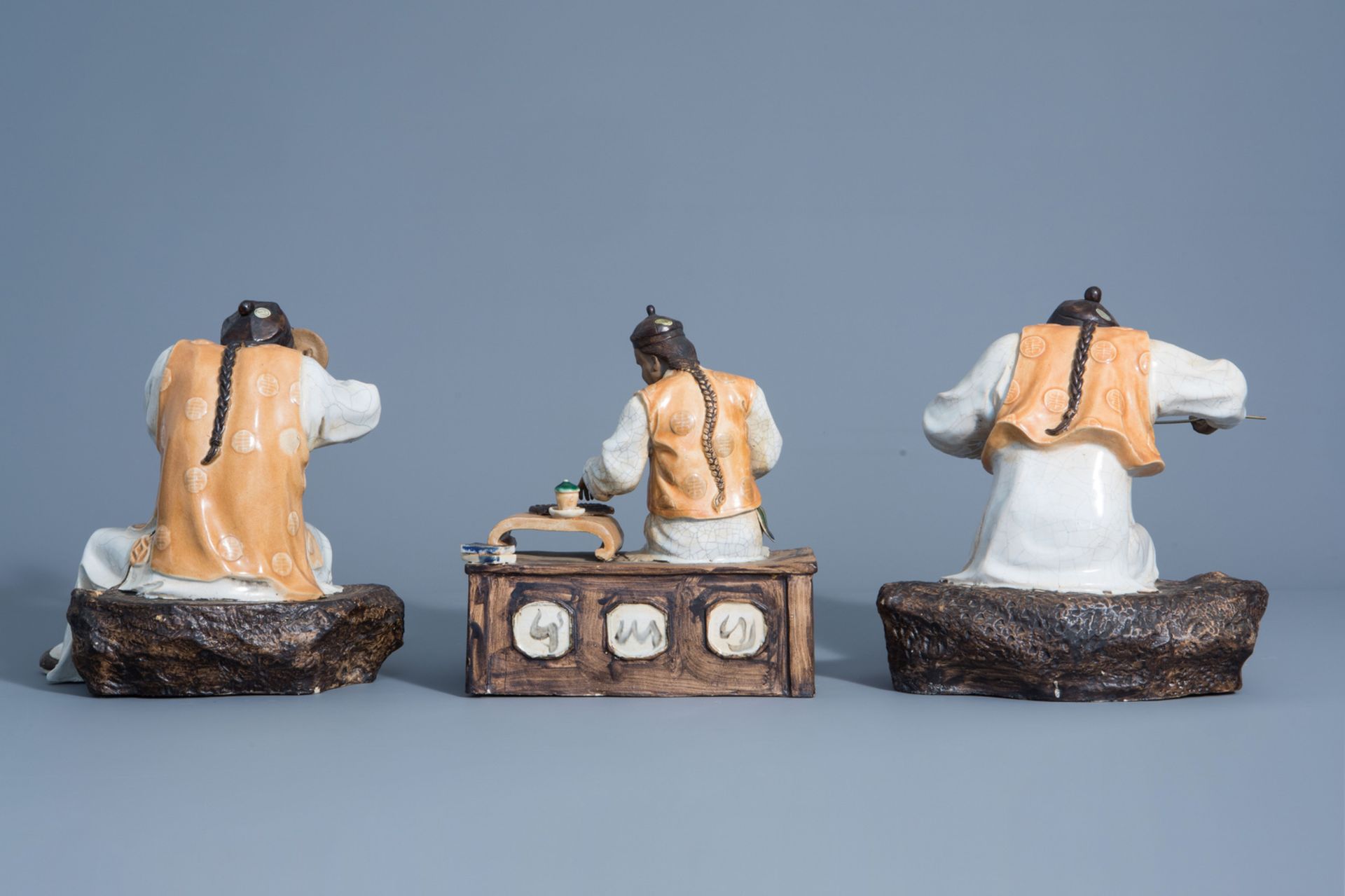 Three Chinese Shiwan pottery figures of musicians, seal marks, 20th C. - Bild 4 aus 6