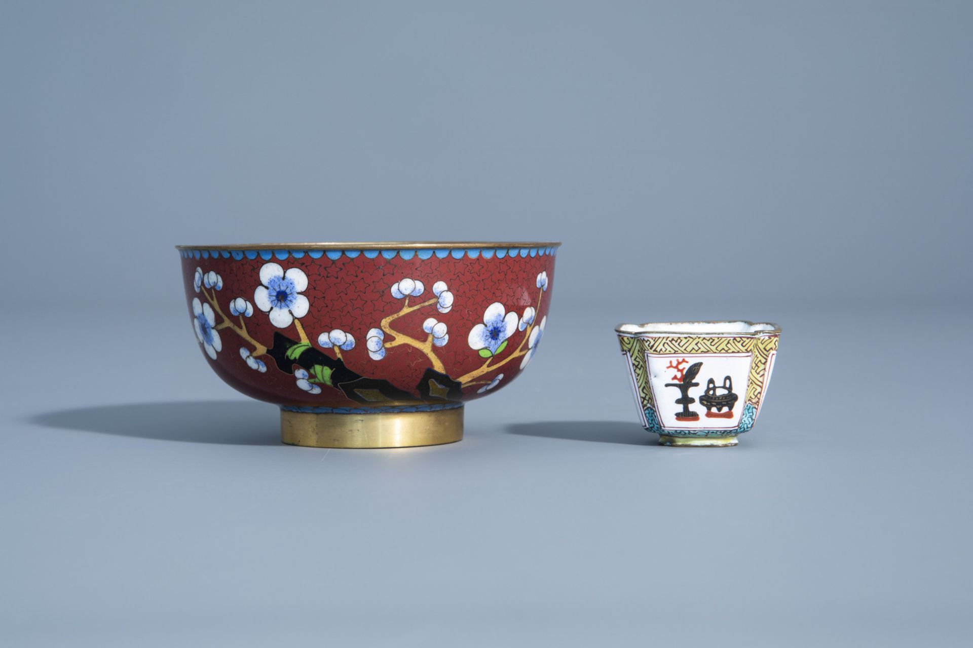 A varied collection of Chinese cloisonnŽ and enamel wares, 19th/20th C. - Bild 10 aus 15