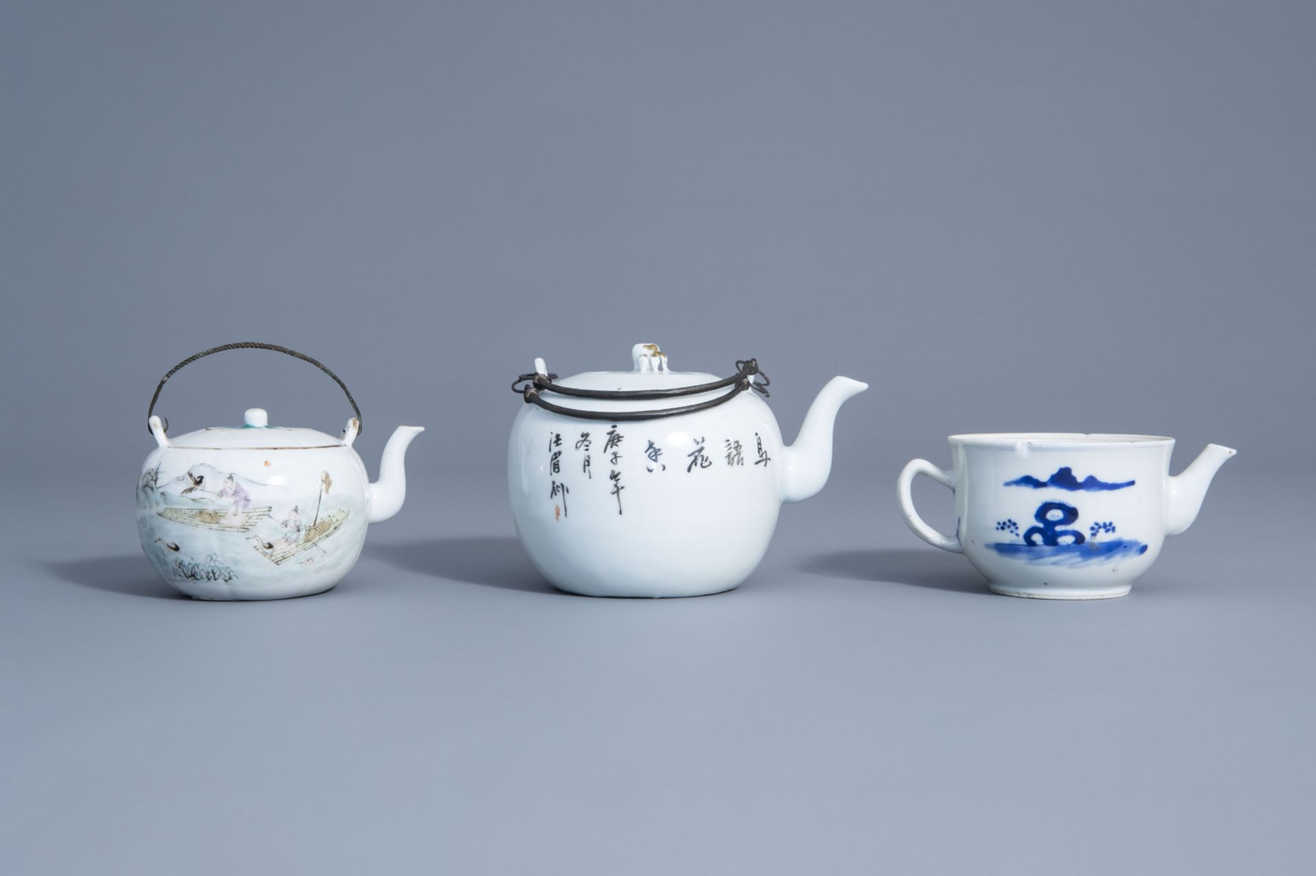 Two Chinese qianjiang cai teapots and covers and a blue and white teapot, 19th/20th C. - Bild 4 aus 9