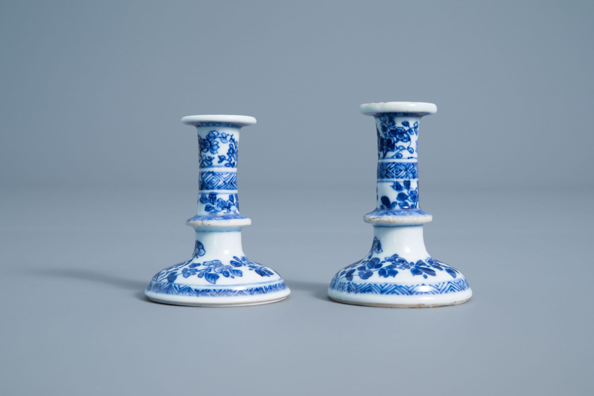 A pair of Chinese blue and white candlesticks with floral design, Kangxi - Bild 5 aus 7