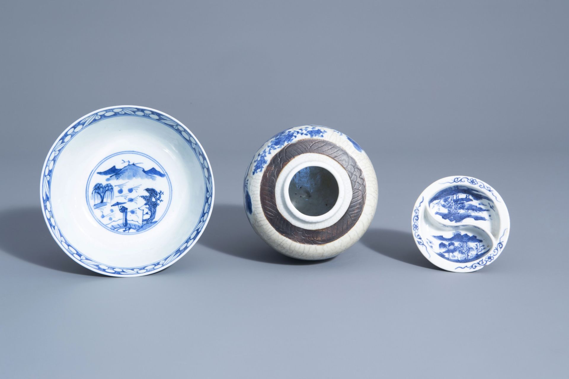 A varied collection of Chinese blue and white porcelain, 19th C. - Bild 8 aus 11