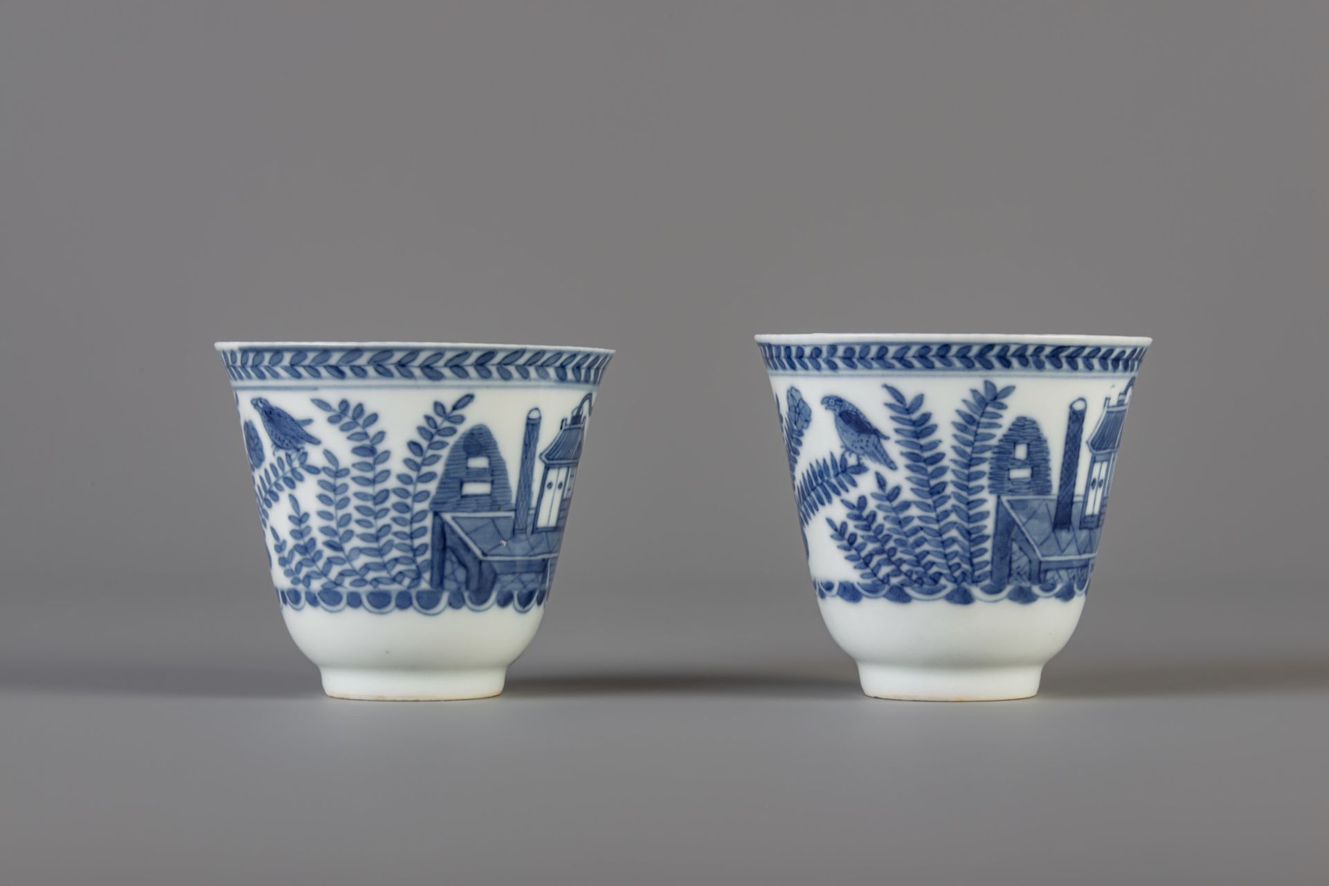 A pair of Chinese blue and white cups and saucers and two Imari style plates, 18th/19th C. - Bild 7 aus 9