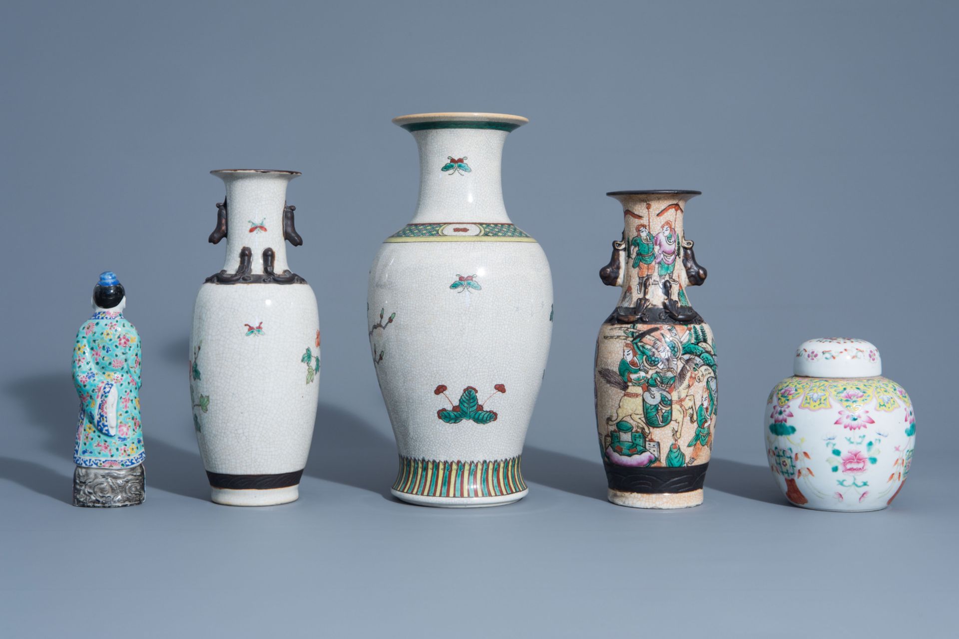 A varied collection of Chinese Nanking crackle glazed and famille rose porcelain, 19th/20th C. - Image 4 of 9