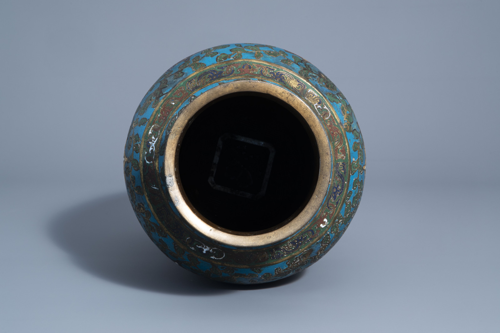 A Chinese or Japanese cloisonnŽ vase with lotus scrolls, 18th/19th C. - Image 5 of 7