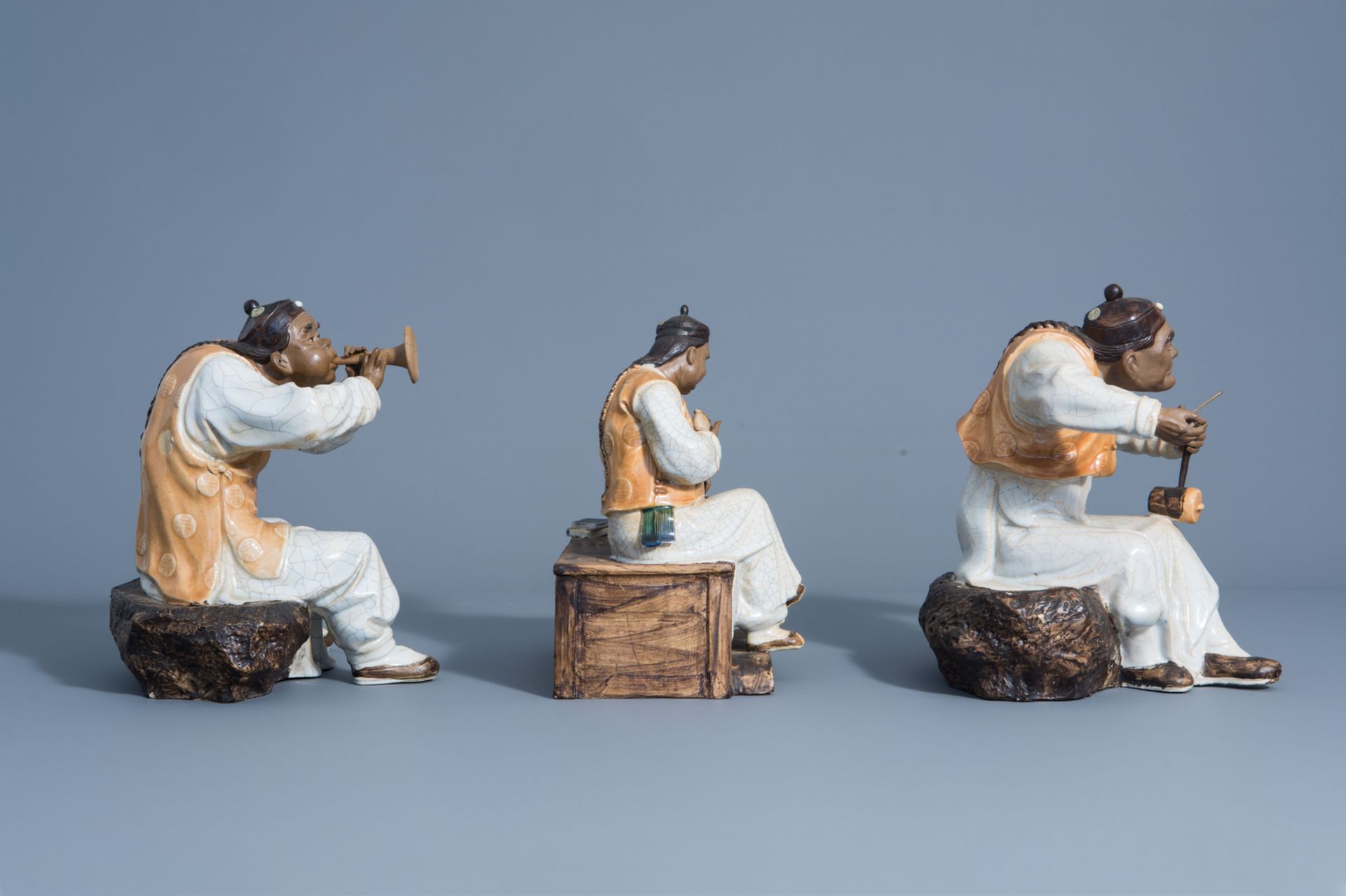 Three Chinese Shiwan pottery figures of musicians, seal marks, 20th C. - Bild 3 aus 6