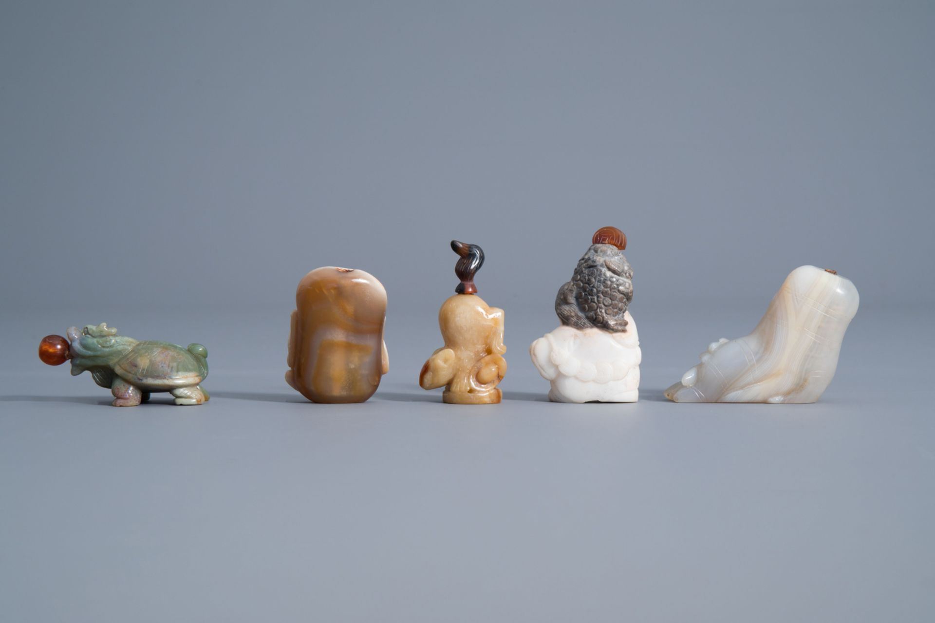 Ten various Chinese carved stone snuff bottles, 19th/20th C. - Bild 10 aus 13