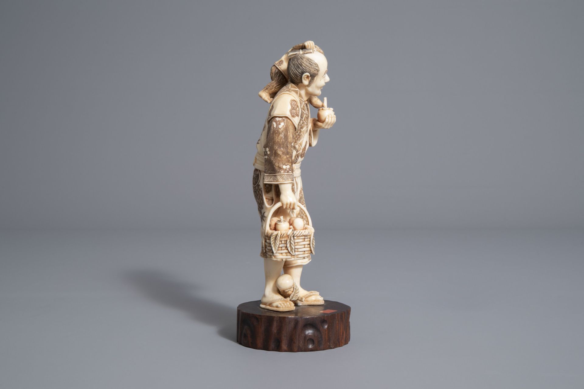 A Japanese ivory okimono of a fruit seller and his monkey, signed, Meiji, 19th/20th C. - Bild 3 aus 8