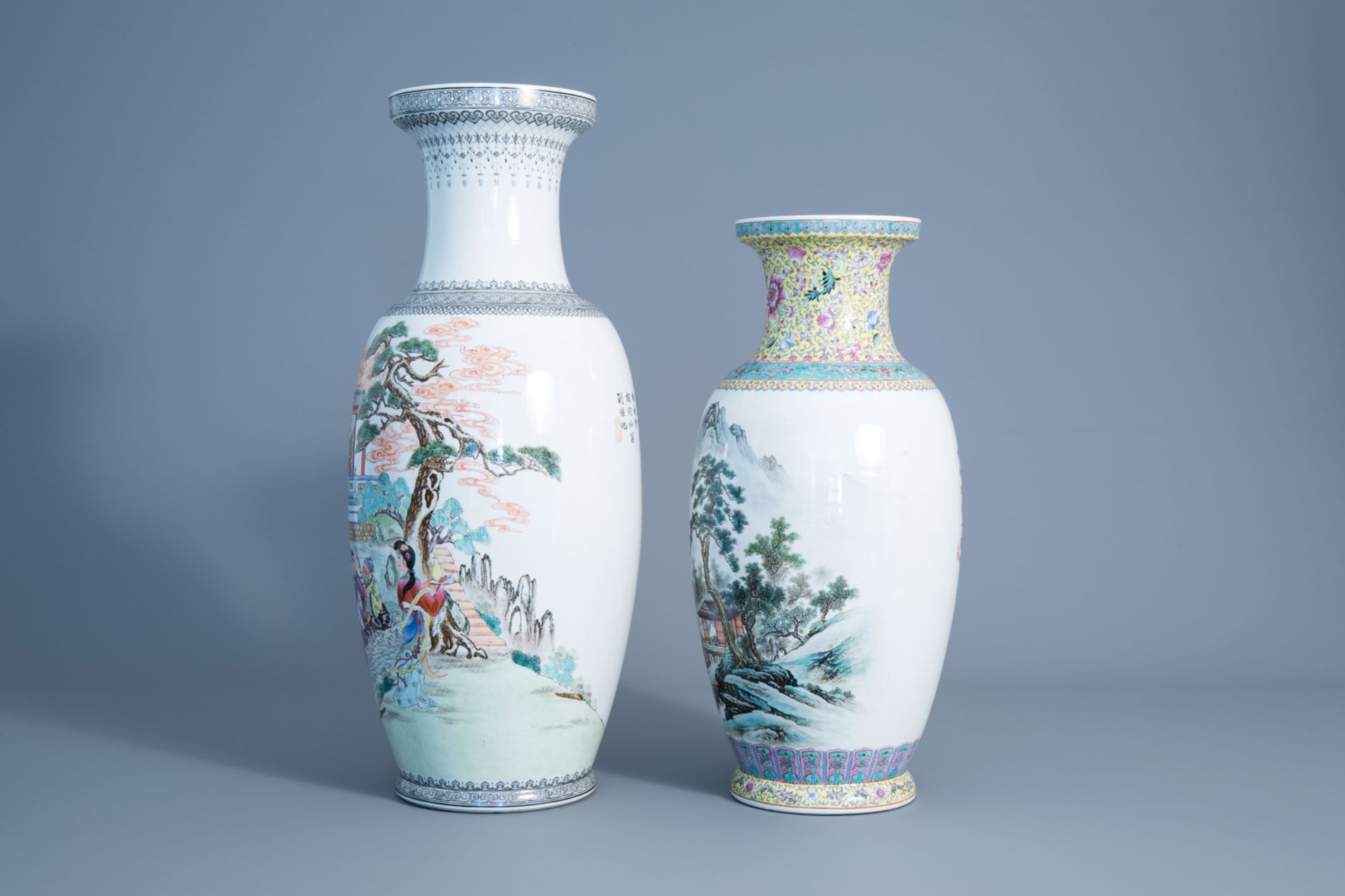 Two various Chinese famille rose vases, a charger and two jars, 20th C. - Bild 5 aus 15