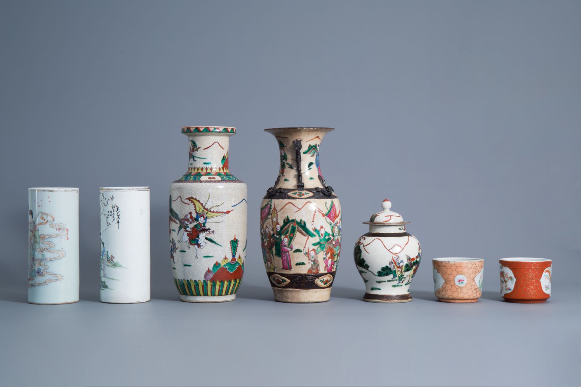 A varied collection of Chinese Nanking crackle glazed and famille rose porcelain, 19th/20th C. - Bild 5 aus 9