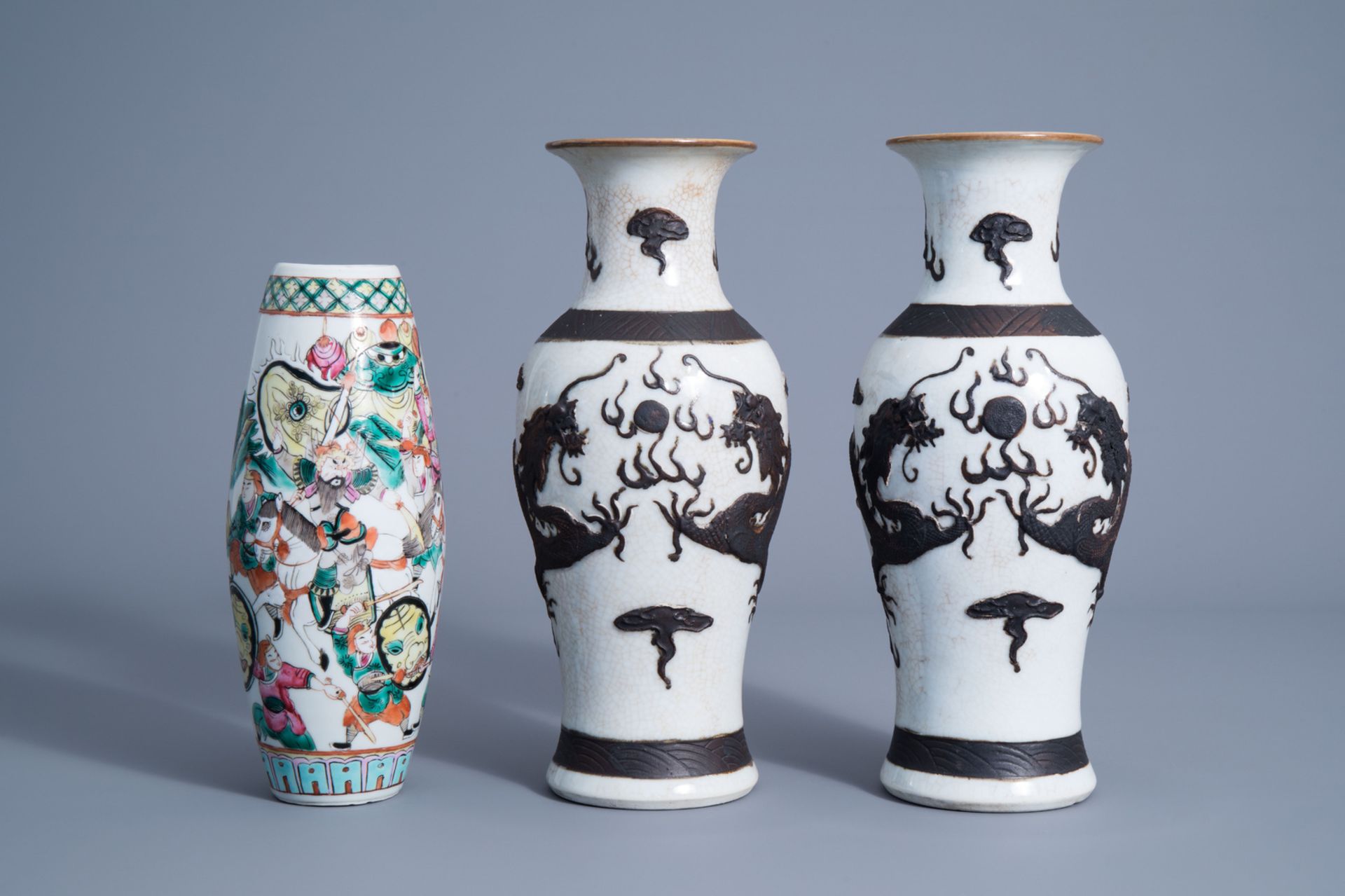 A pair of Chinese Nanking crackle glazed vases with a dragon and a famille rose vase with a warrior - Bild 2 aus 7