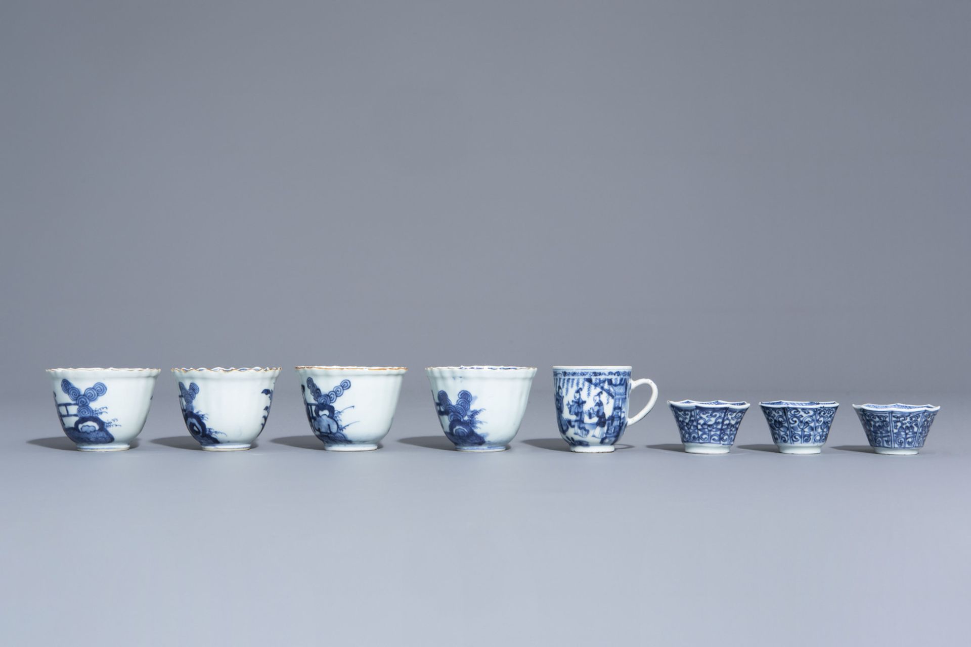 A varied collection of Chinese blue, white and iron red porcelain, Kangxi and later - Bild 8 aus 23