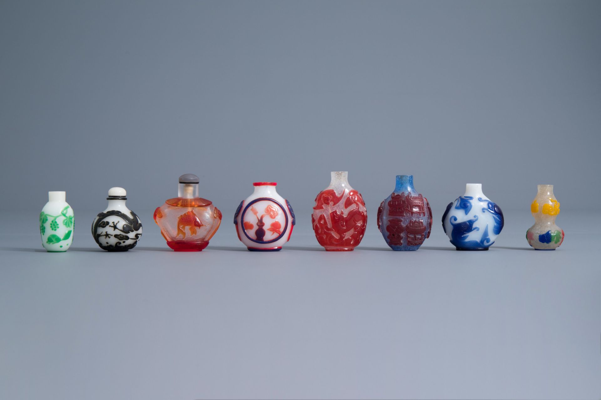 Eight Chinese overlay glass snuff bottles, 19th/20th C. - Image 3 of 6