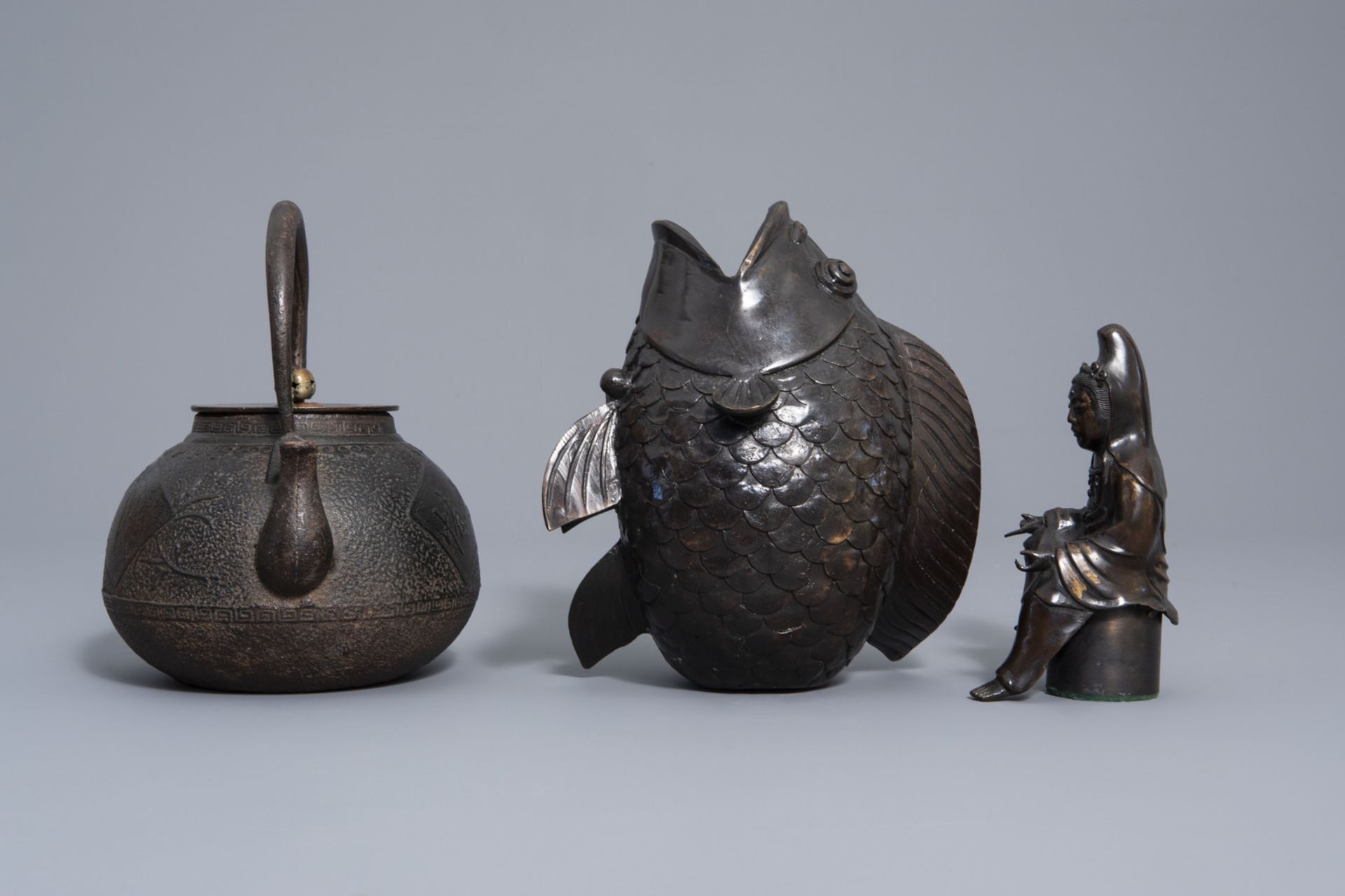 A Japanese bronze teapot, a carp wall vase, a Kannon figure and a carved wooden group, Meiji/Showa, - Bild 11 aus 15