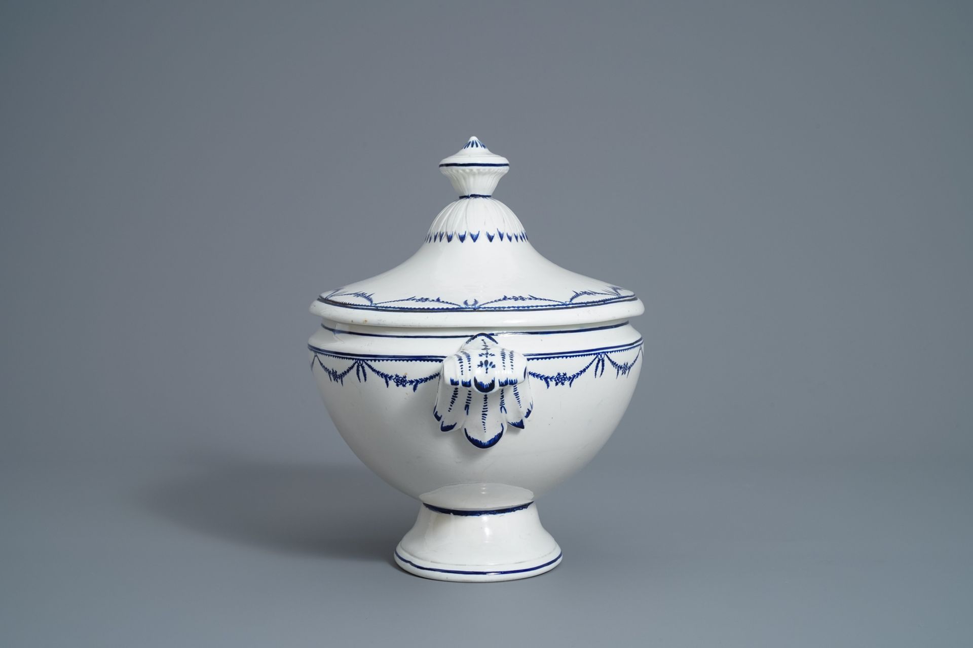 A blue and white faience fine covered tureen and a pair of monteiths, Boch Luxemburg, 1st half 19th - Image 5 of 14