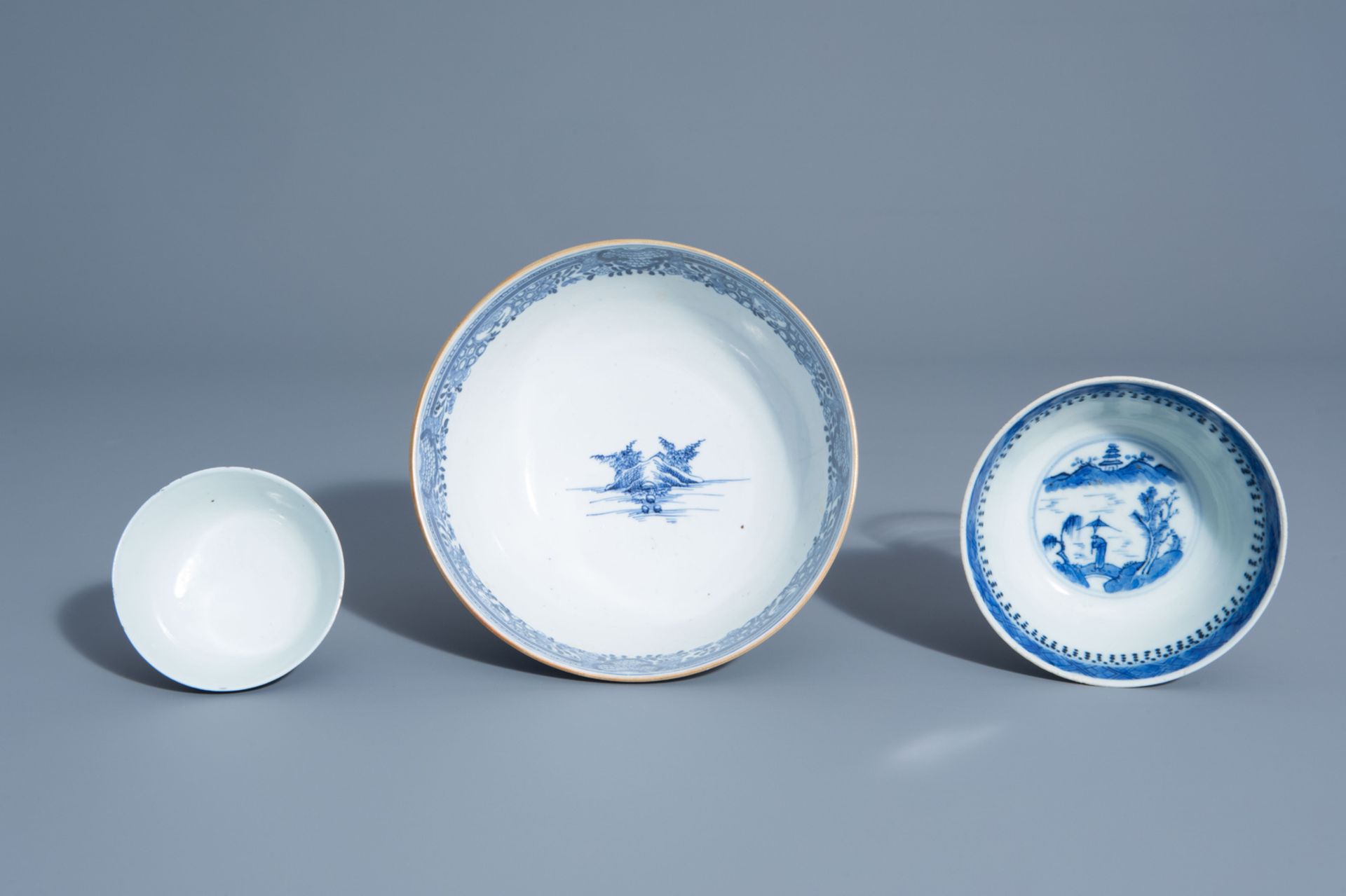 A varied collection of Chinese blue and white porcelain, 18th C. and later - Bild 8 aus 15