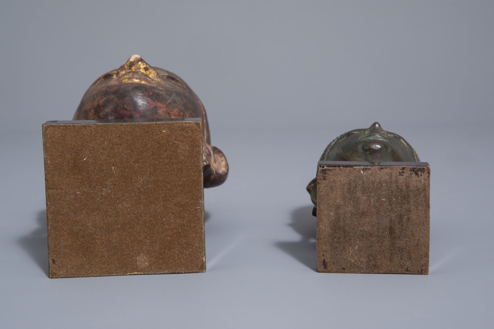 Two patinated bronze and gilt and polychrome painted stone Buddha heads, Burma/Thailand, 19th/20th C - Image 7 of 7