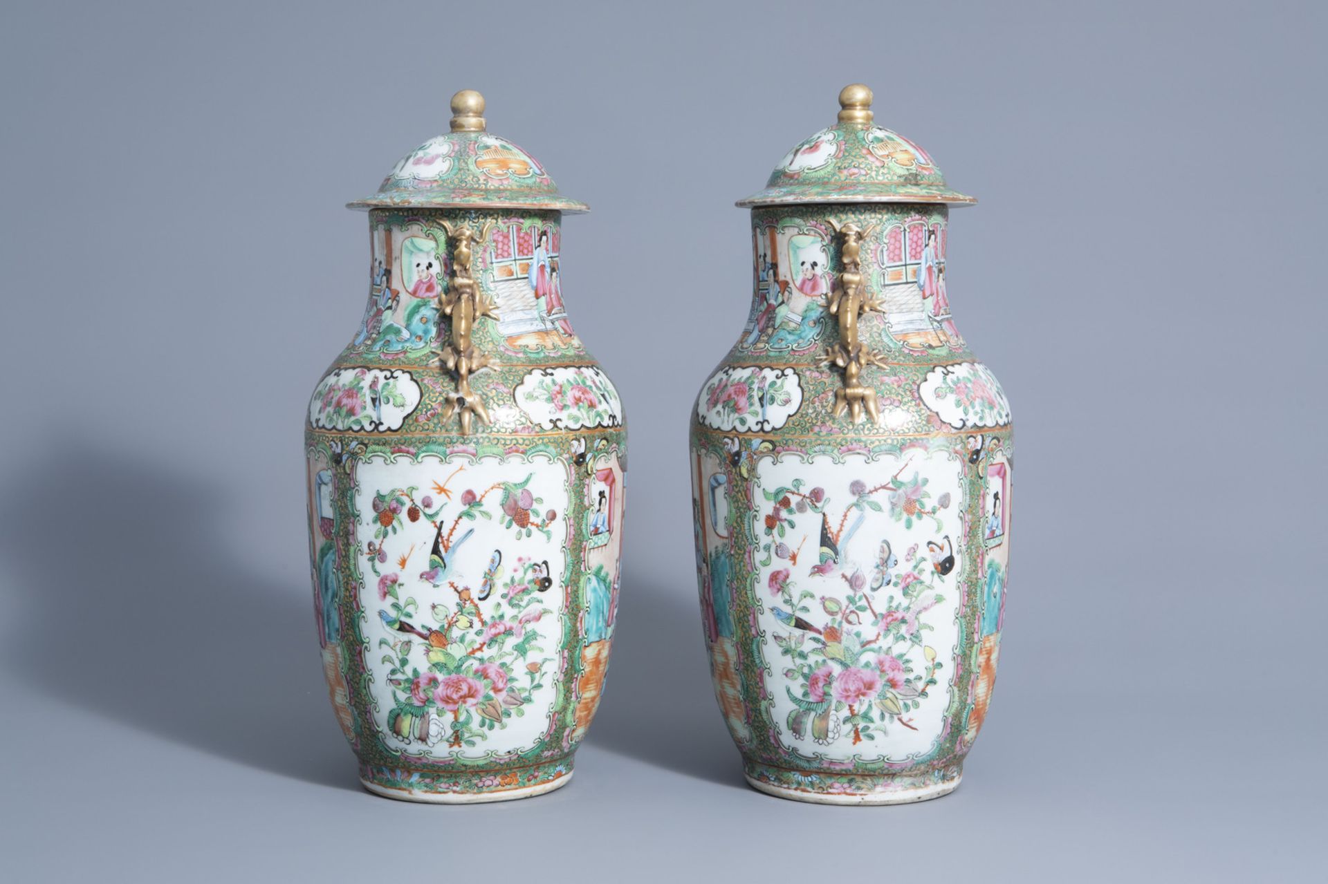 A pair of Chinese Canton famille rose vases and covers, 19th C. - Bild 2 aus 6