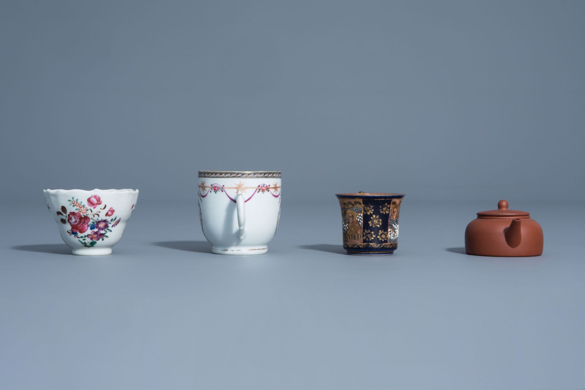 A collection of Chinese and Japanese cups and saucers and a Yixing stoneware teapot and cover, Kangx - Bild 8 aus 17