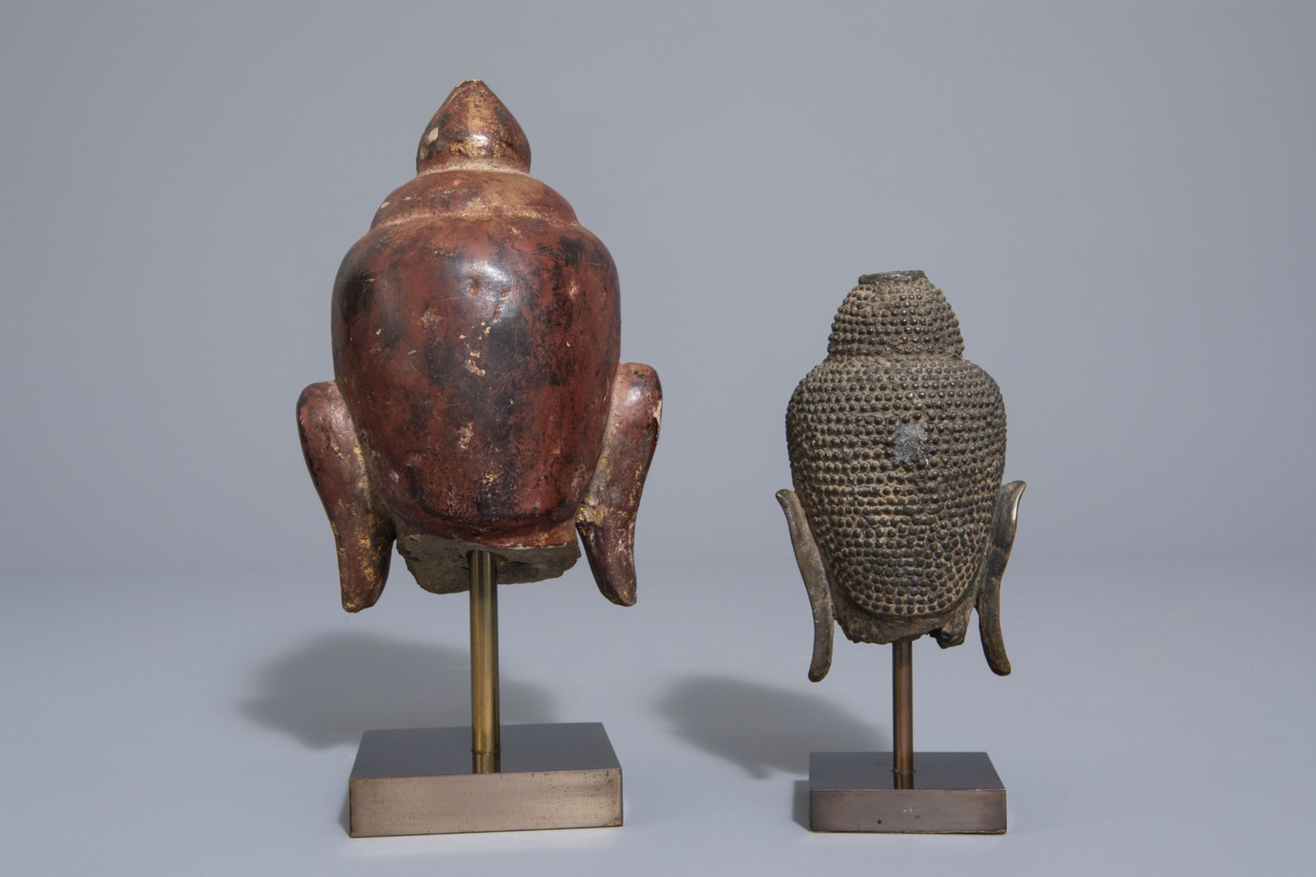 Two patinated bronze and gilt and polychrome painted stone Buddha heads, Burma/Thailand, 19th/20th C - Image 4 of 7