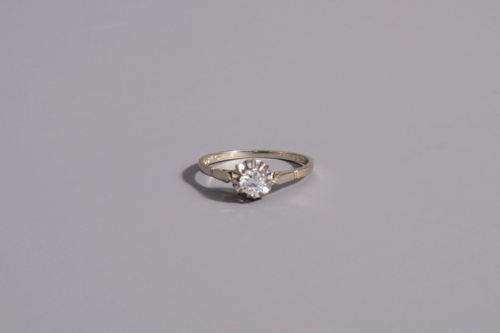 An 18 carat white gold ring set with a diamond, first half of the 20th C. - Image 2 of 3