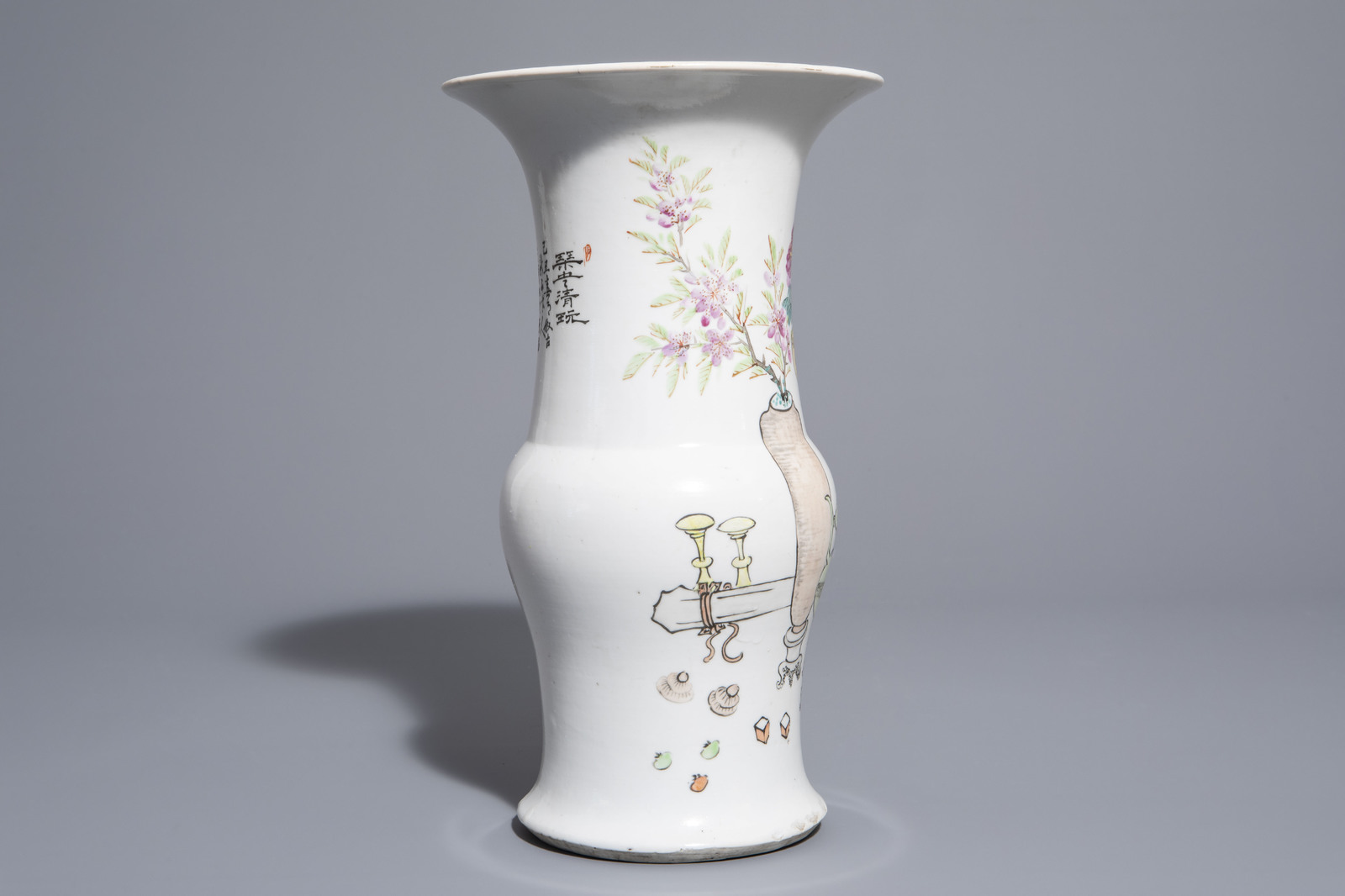 A Chinese qianjiang cai yenyen vase with antiquities design, 19th/20th C. - Image 2 of 6