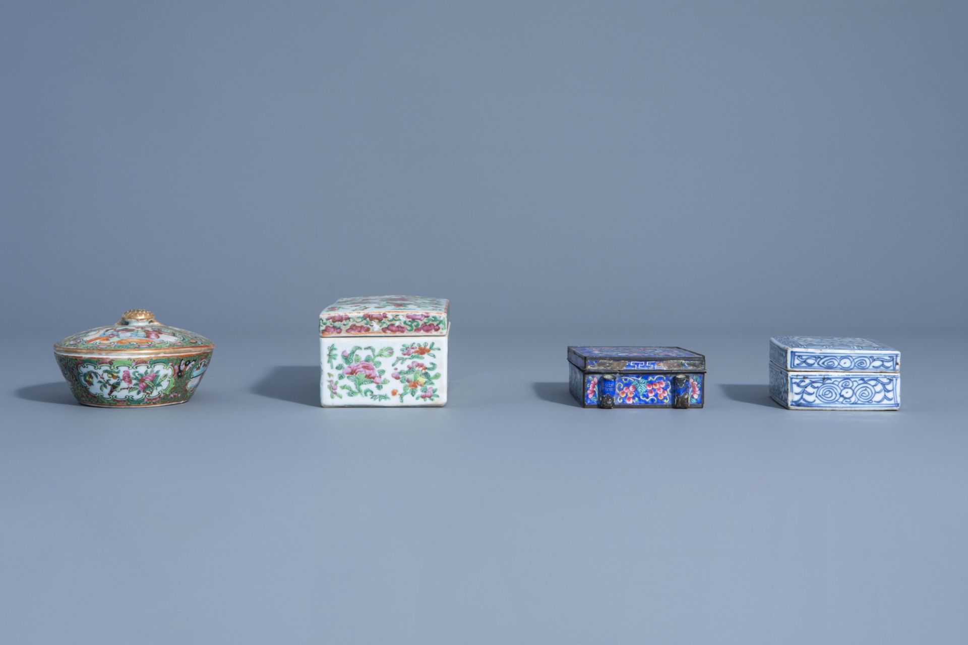 Four various Chinese Canton famille rose, blue and white and cloisonnŽ boxes and covers, 19th/20th C - Image 3 of 7