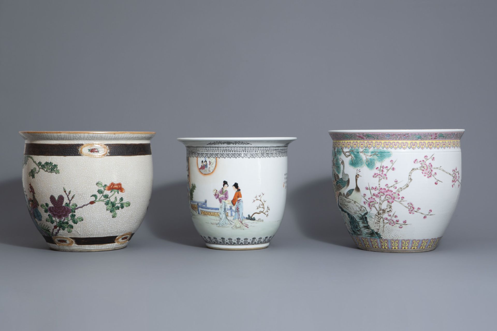 Three Chinese famille rose and Nanking crackle glazed fish bowls and jardinires, 19th/20th C. - Bild 5 aus 9