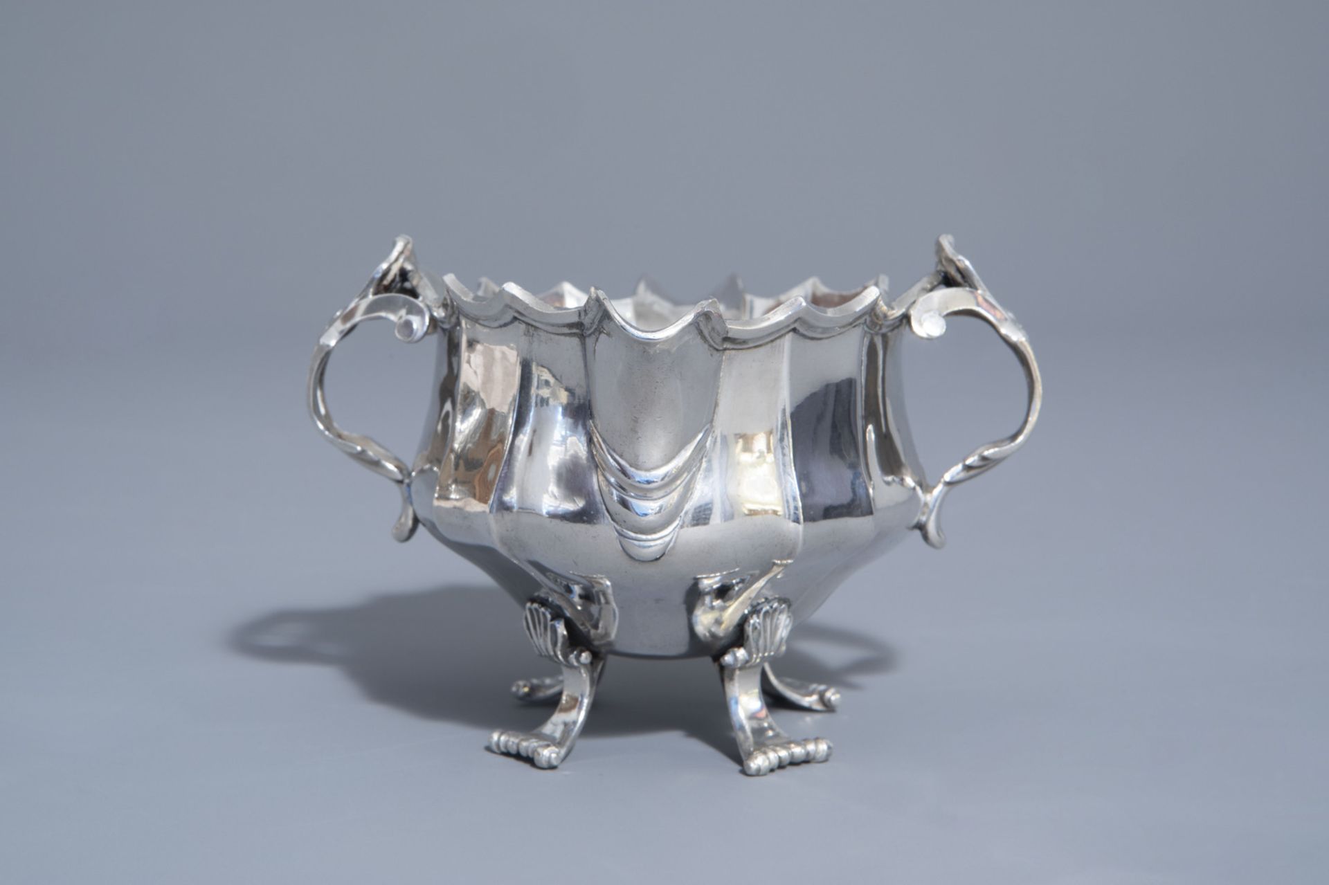 A silver Louis XV style sauce boat with monogram R, 18th/19th C. - Image 3 of 8