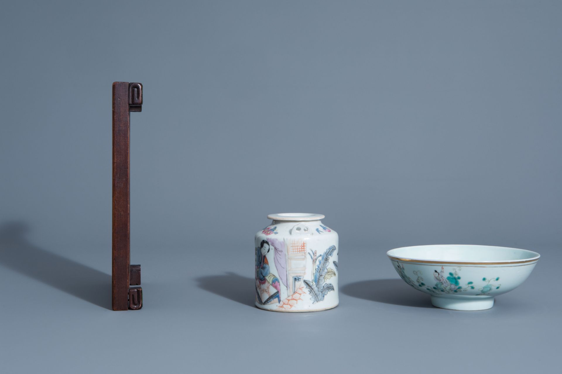 A varied collection of Chinese famille rose and qianjiang cai porcelain, 19th/20th C. - Image 11 of 13