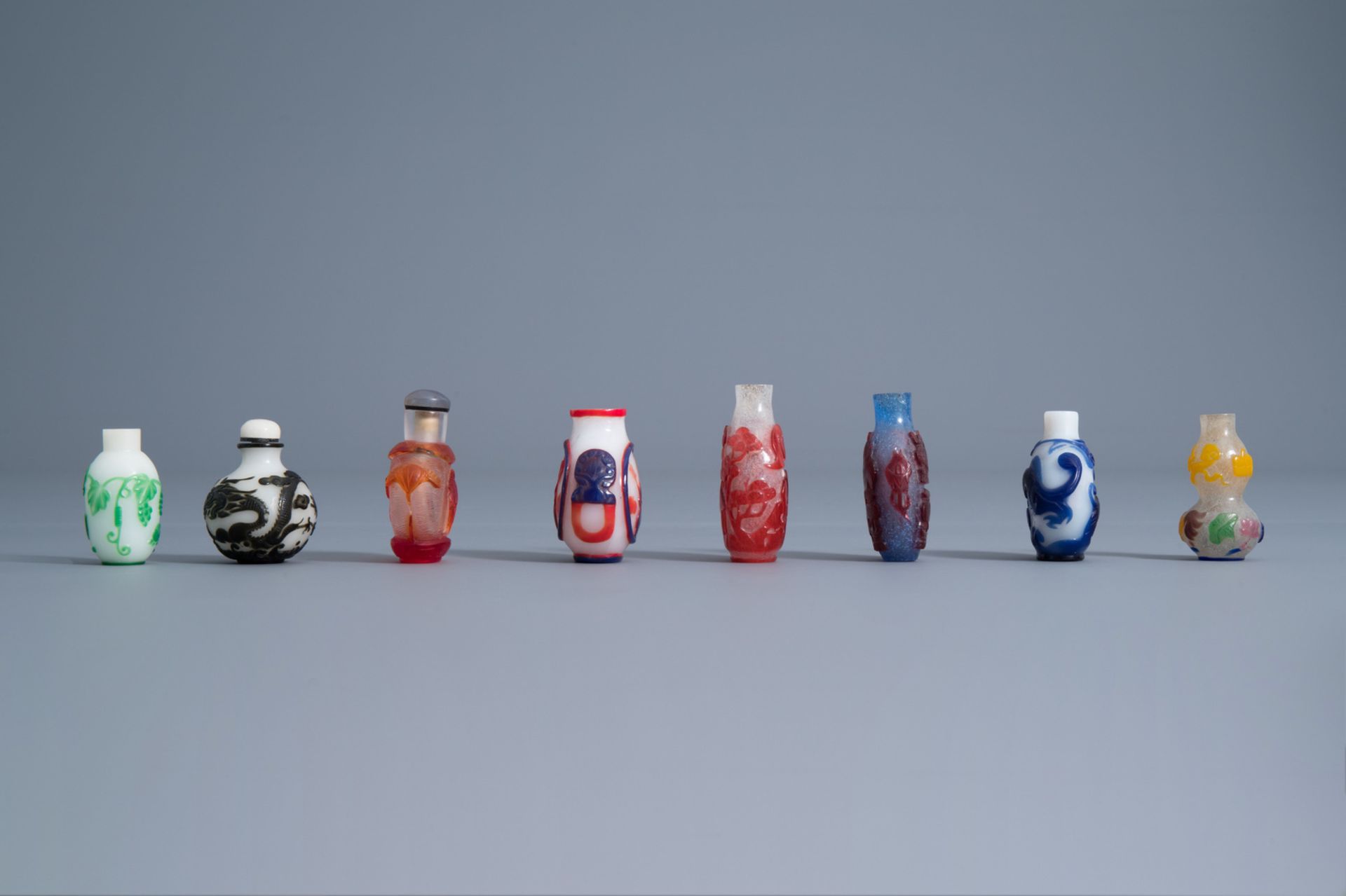 Eight Chinese overlay glass snuff bottles, 19th/20th C. - Image 4 of 6