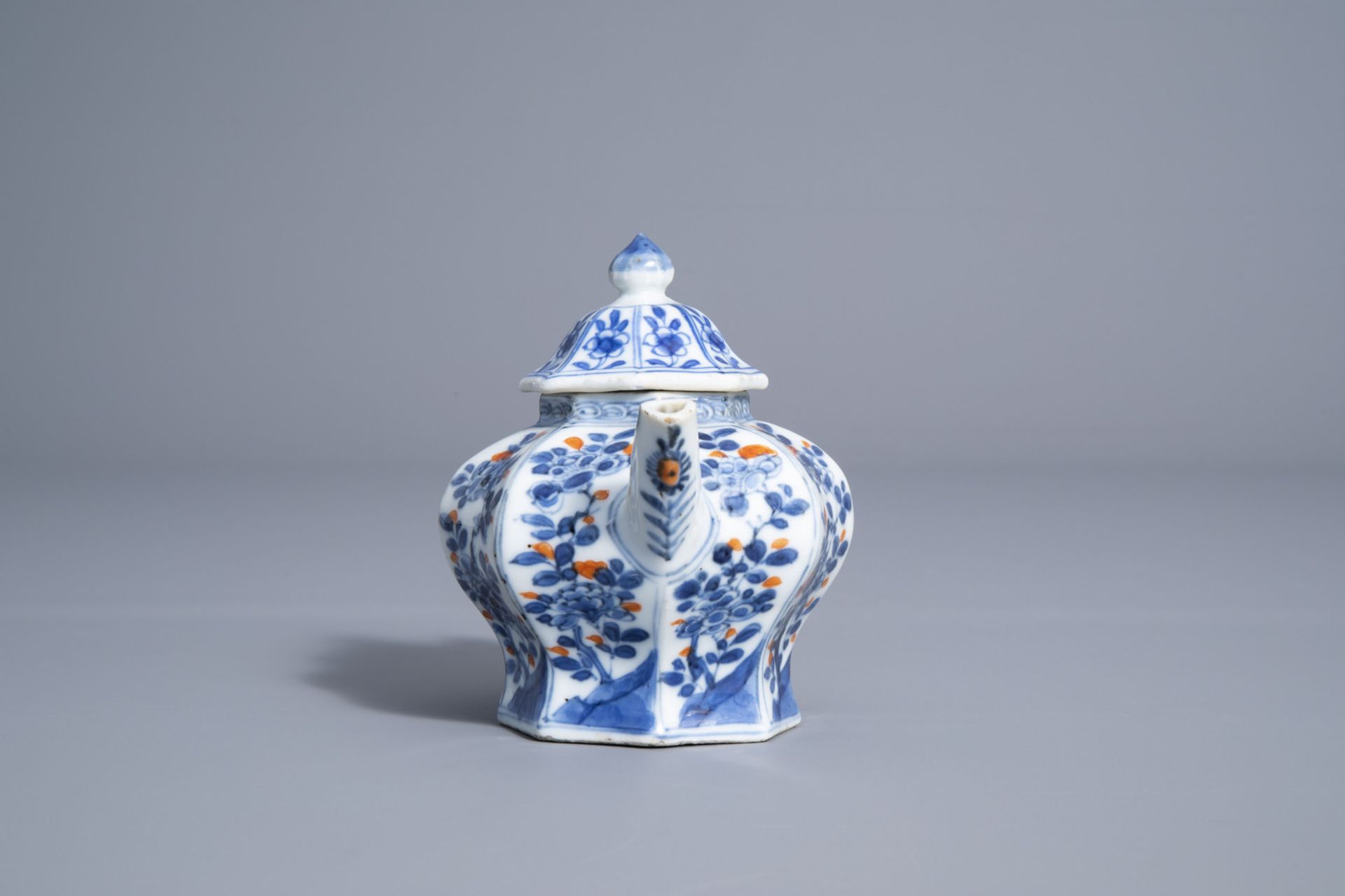 A Chinese Imari style teapot and cover and a blue and white bowl and saucer, Kangxi - Bild 13 aus 15