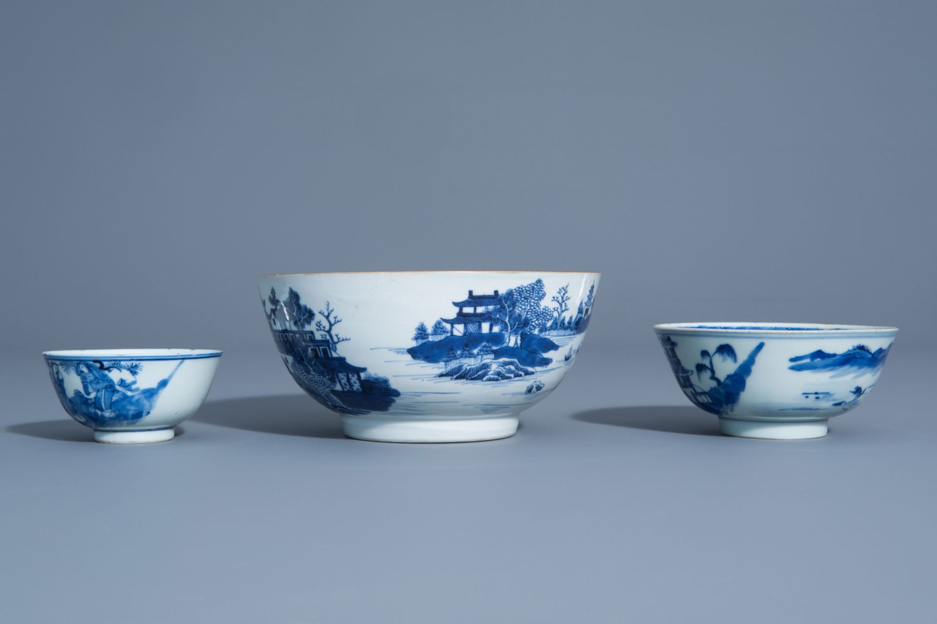 A varied collection of Chinese blue and white porcelain, 18th C. and later - Bild 7 aus 15