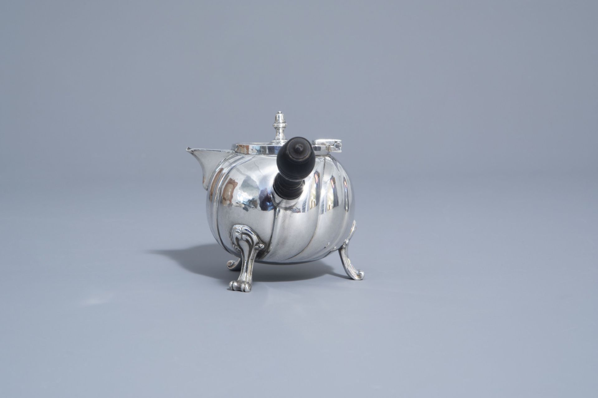 A silver Louis XV style 'egoist' jug and cover with ebony handle, 18th/19th C. - Bild 5 aus 11