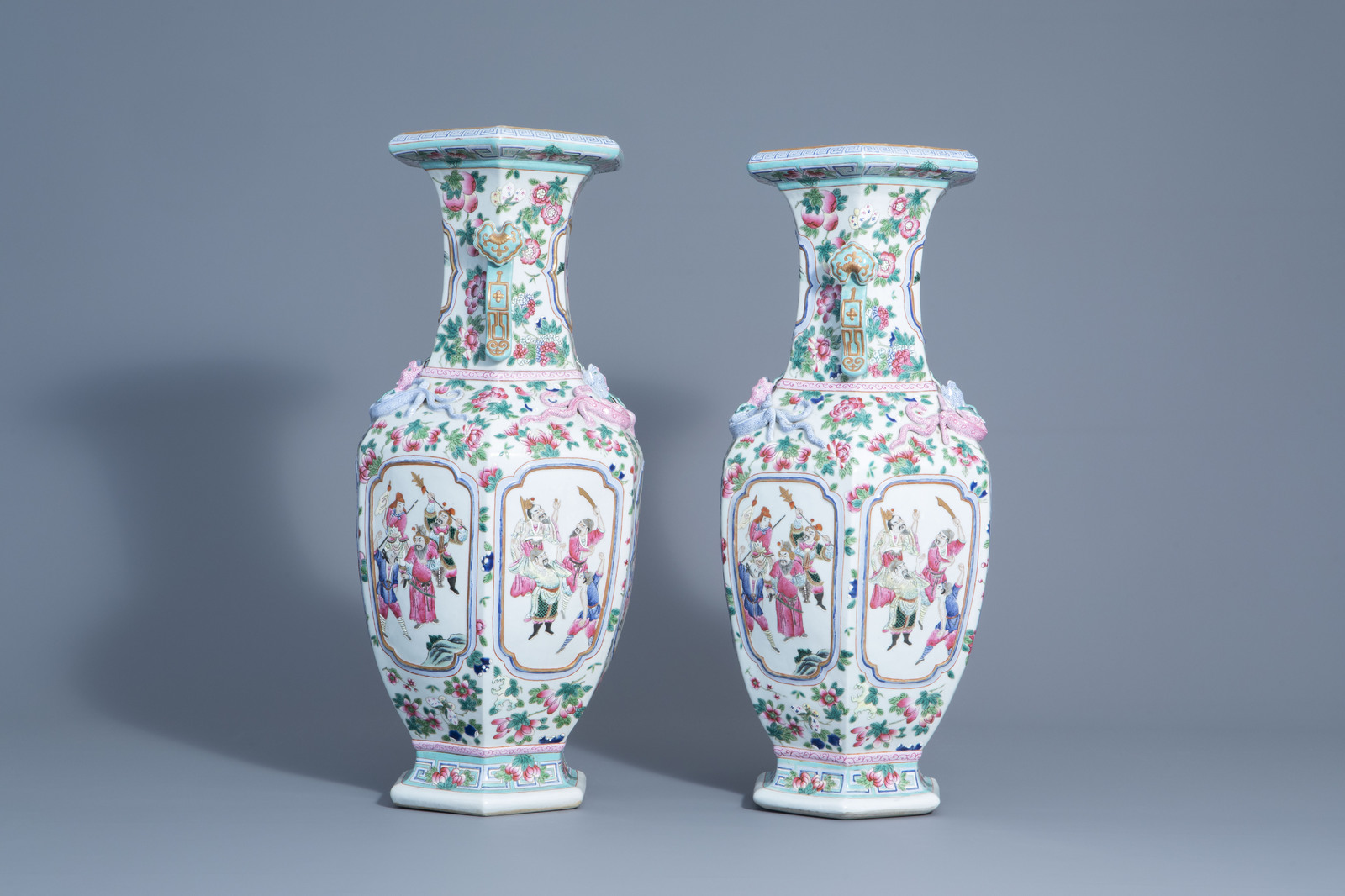 A pair of hexagonal Chinese famille rose vases with warrior scenes and floral design, 19th/20th C. - Image 2 of 6