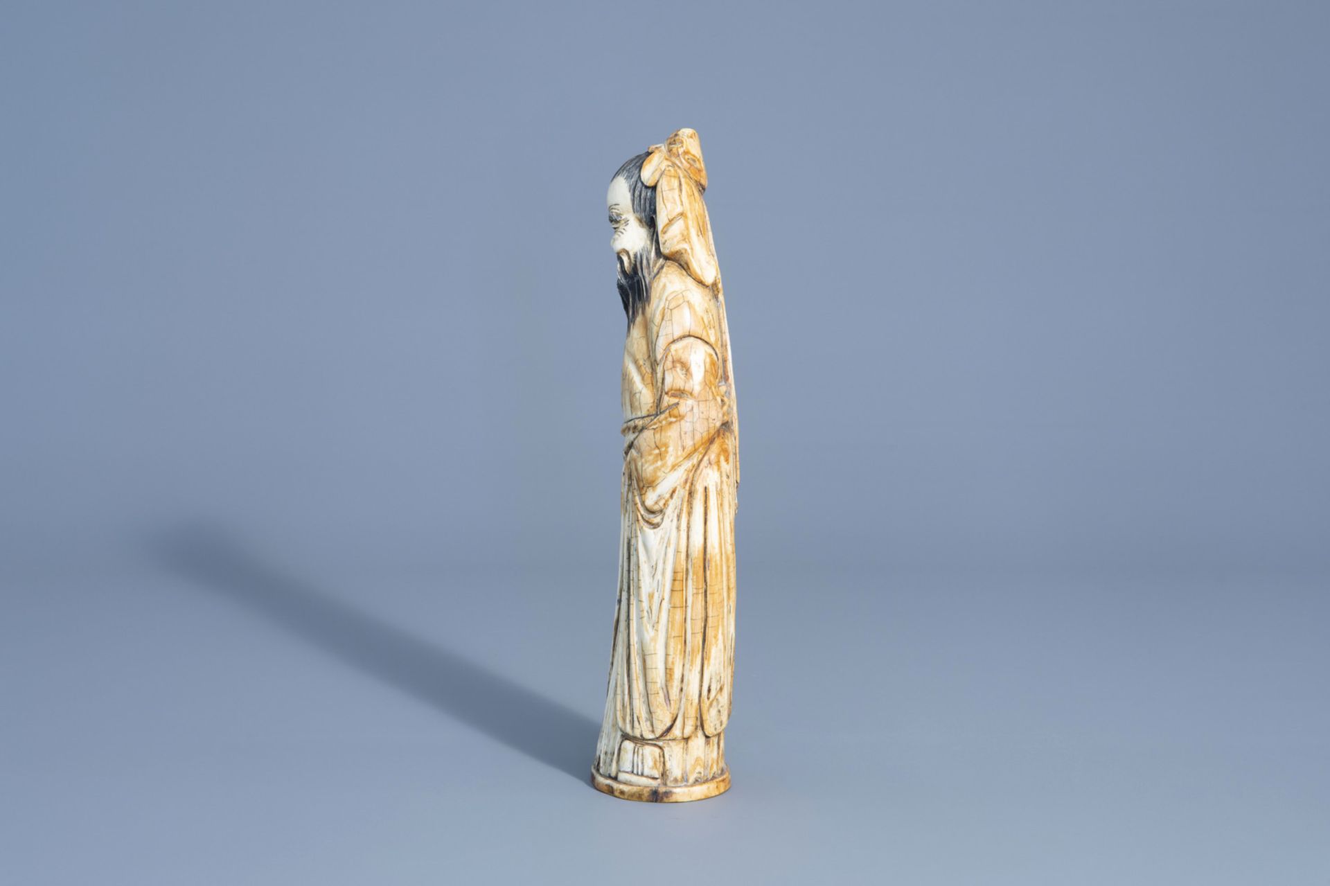 A Chinese carved figure of an Immortal, about 1900 - Image 5 of 7